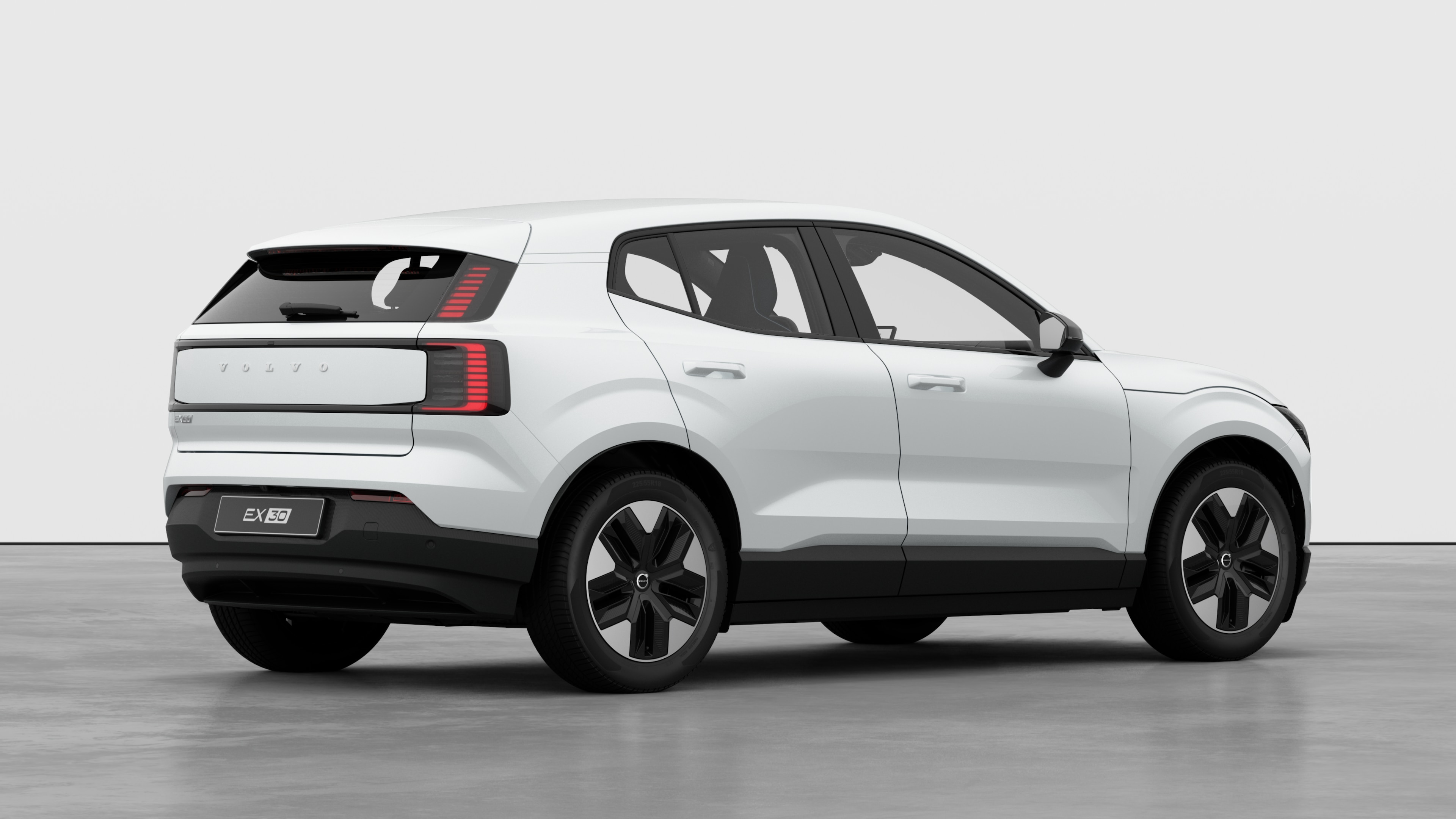 Vista posteriore di tre quarti di un'auto Volvo su sfondo in studio.