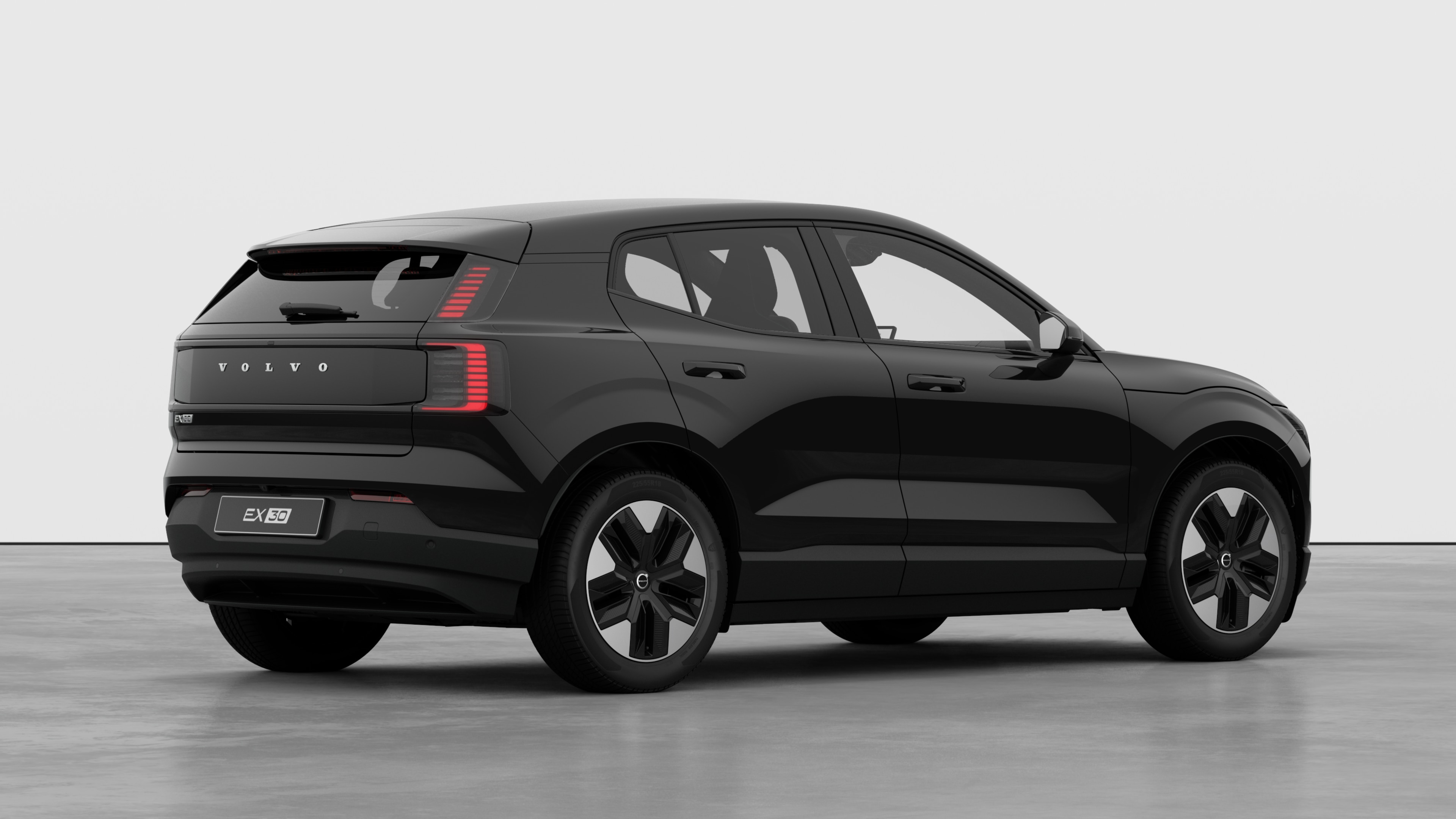 Driekwart achteraanzicht van Volvo op een effen studioachtergrond.