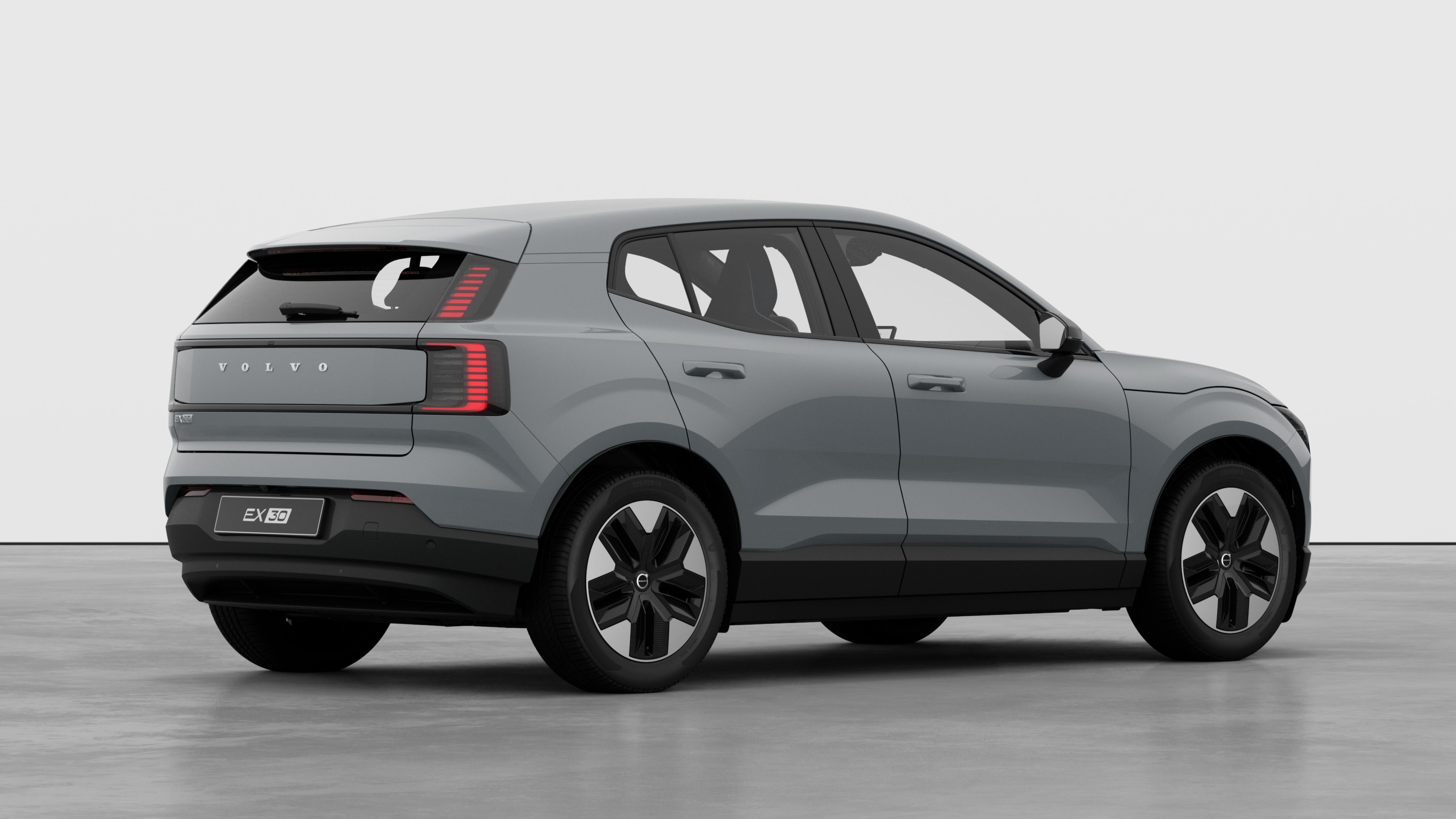 Vista posteriore di tre quarti di un'auto Volvo su sfondo in studio.