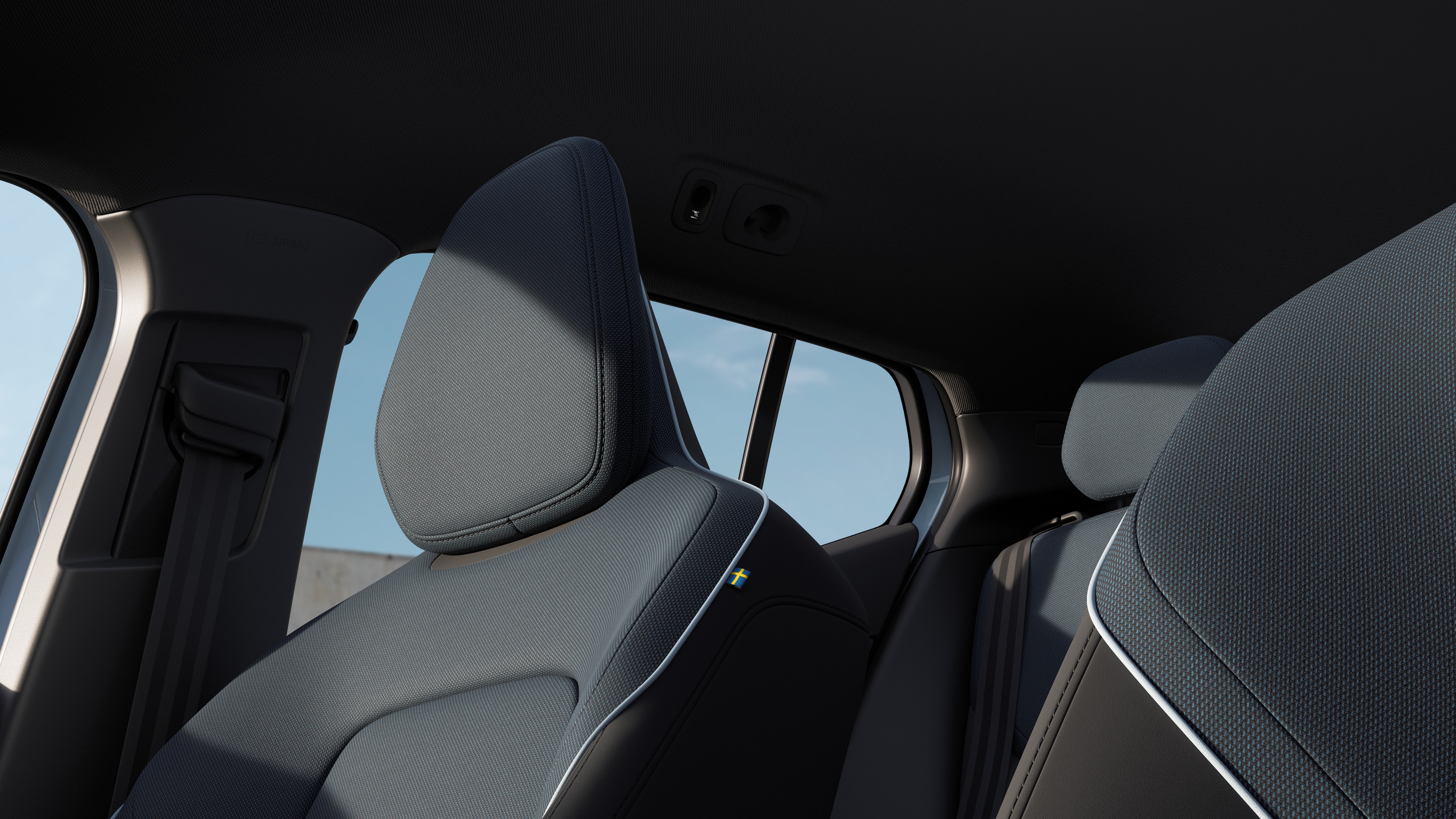 תא הנוסעים של מכונית וולוו מציג את המושבים הקדמיים והאחוריים, גלגל ההגה, לוח המחוונים והקונסולה המרכזית על רקע סטודיו רגיל.