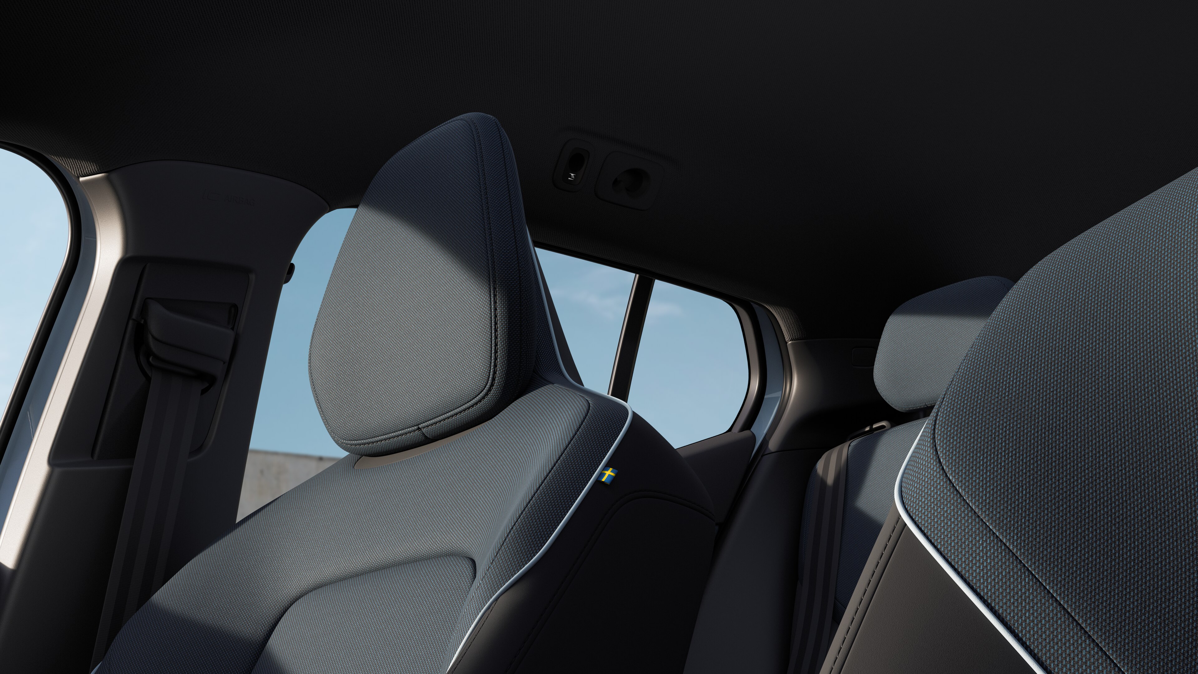 תא הנוסעים של מכונית וולוו מציג את המושבים הקדמיים והאחוריים, גלגל ההגה, לוח המחוונים והקונסולה המרכזית על רקע סטודיו רגיל.