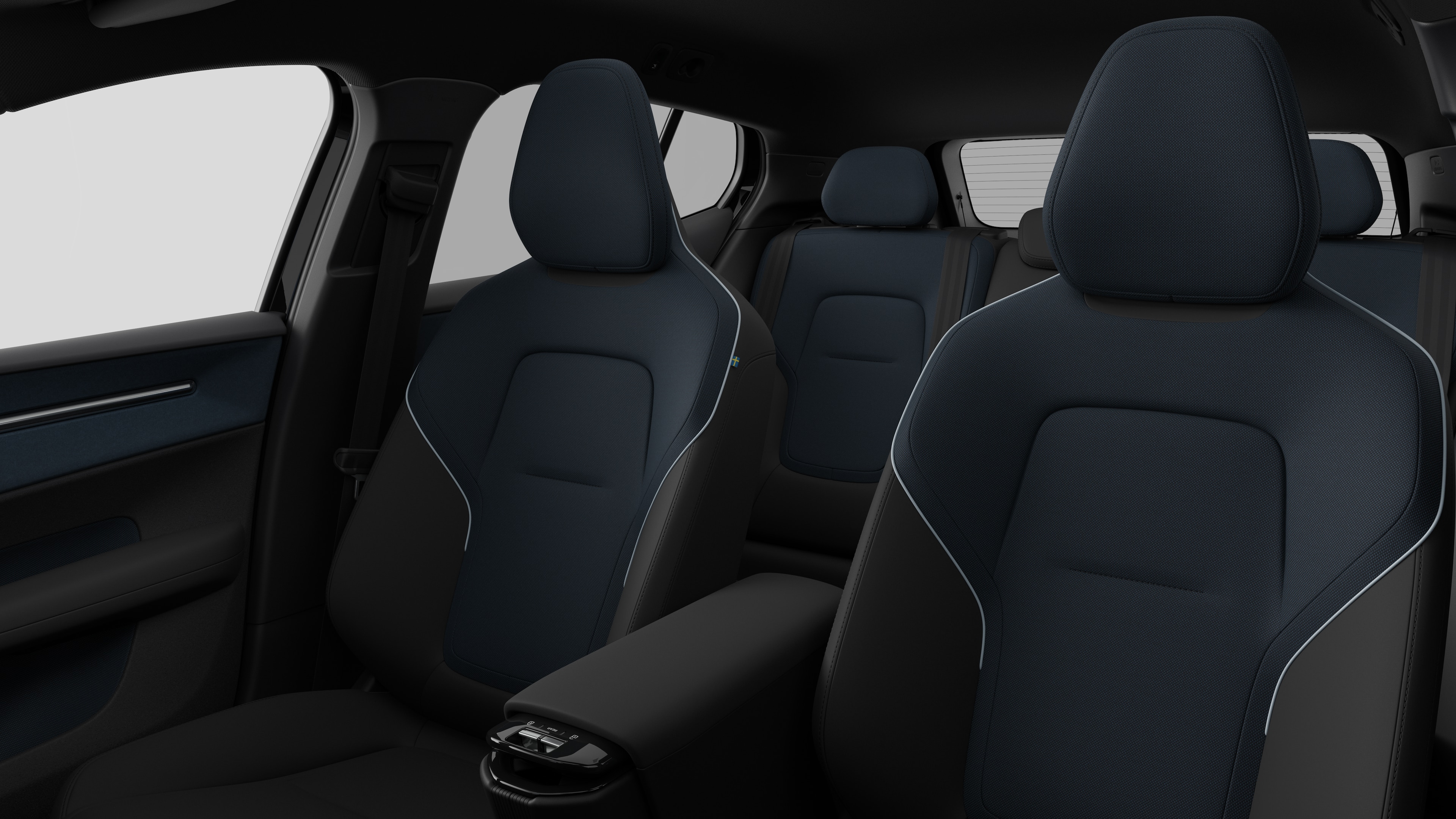 Interieur van de Volvo met de passagiersstoelen achteraan en de middenconsole op een effen studioachtergrond.