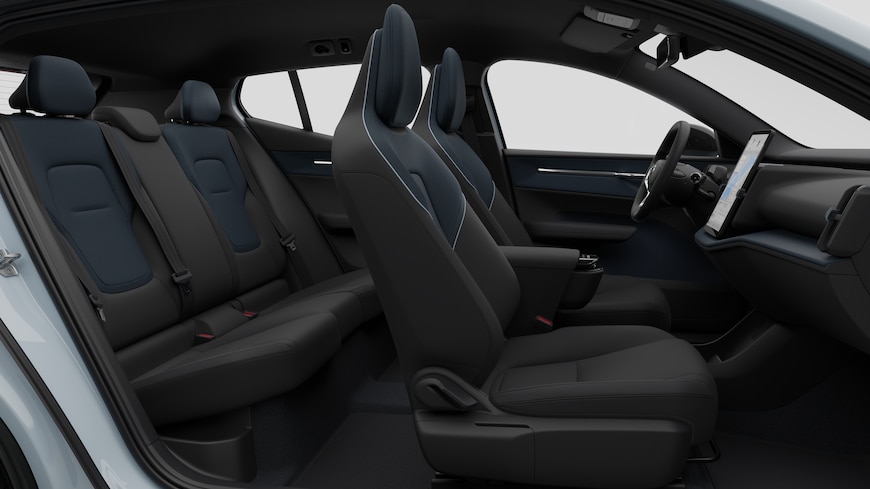 Vue latérale de l’intérieur d’une Volvo montrant les sièges avant, les sièges passager arrière, le volant, le tableau de bord et la console centrale, sur fond de studio.