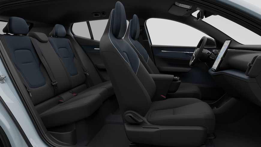 Volvos innvendige sidevisning med forseter, bakseter, ratt, dashbord og midtkonsoll, satt mot vanlig studiobakgrunn.