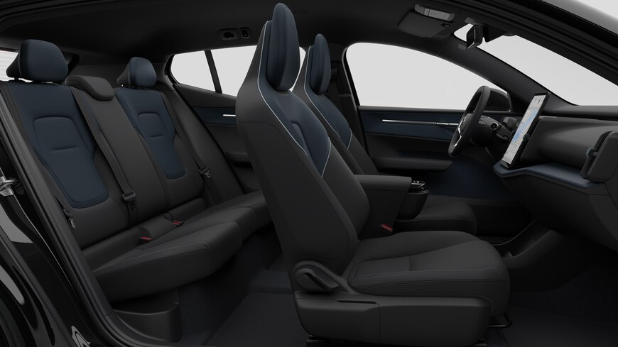 Vista lateral do interior do automóvel Volvo a mostrar os bancos dianteiros, os bancos do passageiro traseiro, o volante, o painel de instrumentos e a consola central, contra um fundo de estúdio simples.