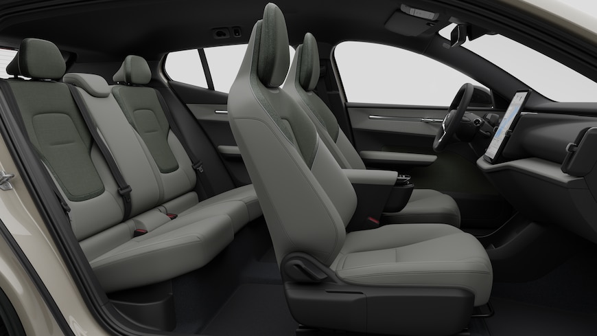 Vista lateral do interior do automóvel Volvo a mostrar os bancos dianteiros, os bancos do passageiro traseiro, o volante, o painel de instrumentos e a consola central, contra um fundo de estúdio simples.