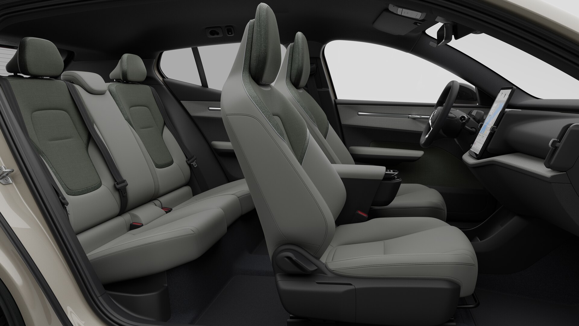 Vue latérale de l’intérieur d’une Volvo montrant les sièges avant, les sièges passager arrière, le volant, le tableau de bord et la console centrale, sur fond de studio.