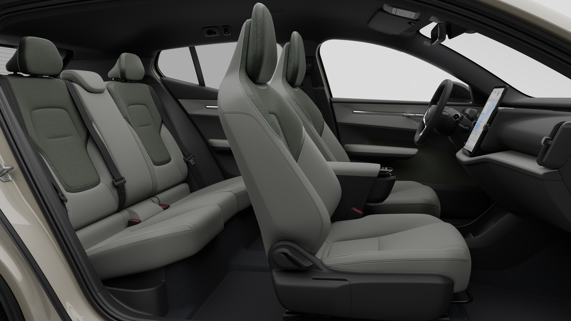 Vue latérale de l’intérieur d’une Volvo montrant les sièges avant, les sièges passager arrière, le volant, le tableau de bord et la console centrale, sur fond de studio.