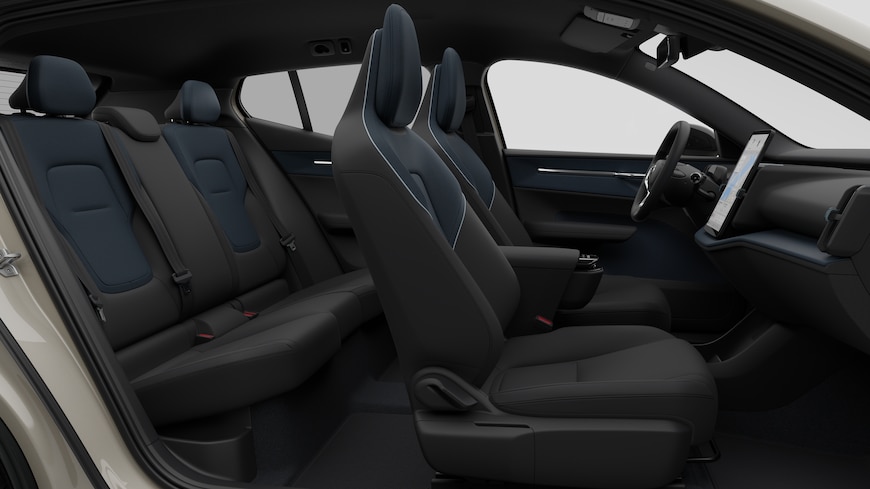 Volvos innvendige sidevisning med forseter, bakseter, ratt, dashbord og midtkonsoll, satt mot vanlig studiobakgrunn.