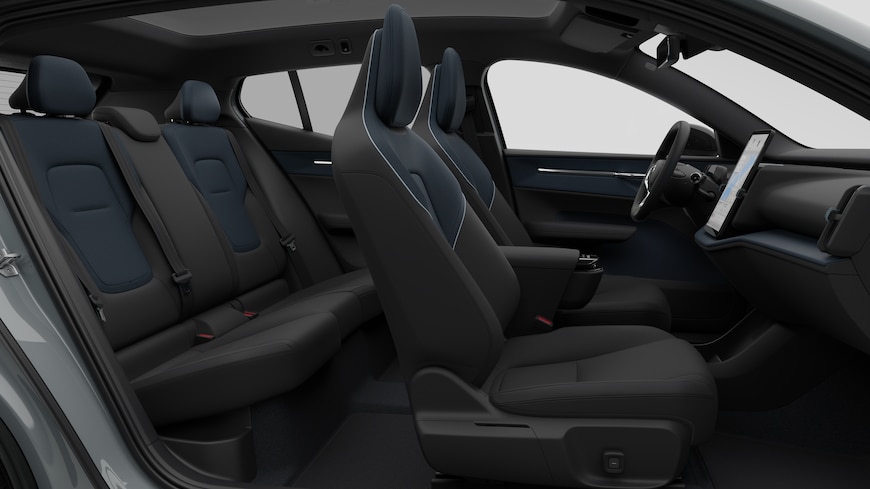 Vista laterale dell'interno di un'auto Volvo con sedili anteriori, sedili dei passeggeri posteriori, volante, cruscotto e console centrale, sullo sfondo di uno studio.