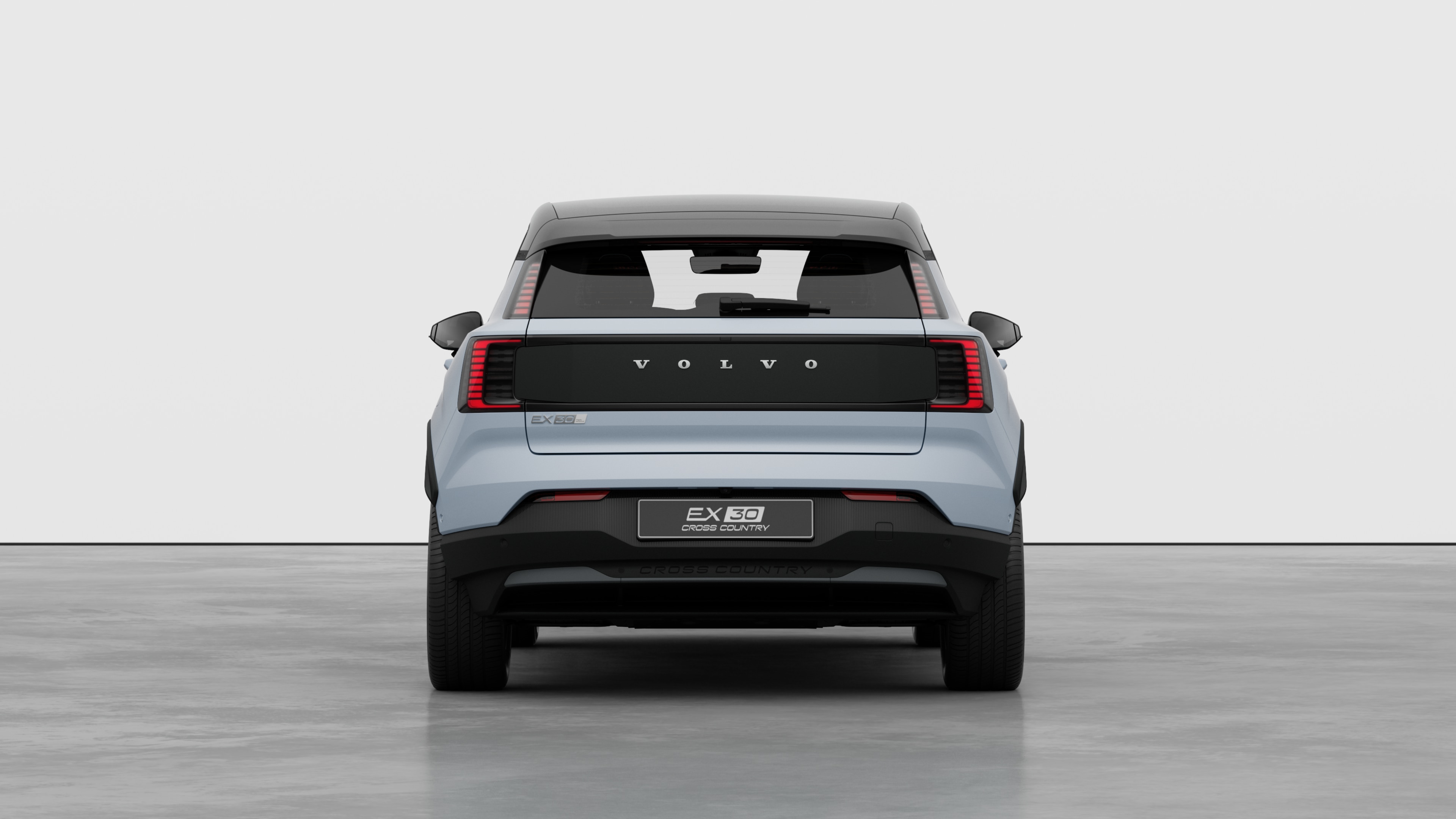 Vue arrière d’une Volvo sur un fond de studio uni.