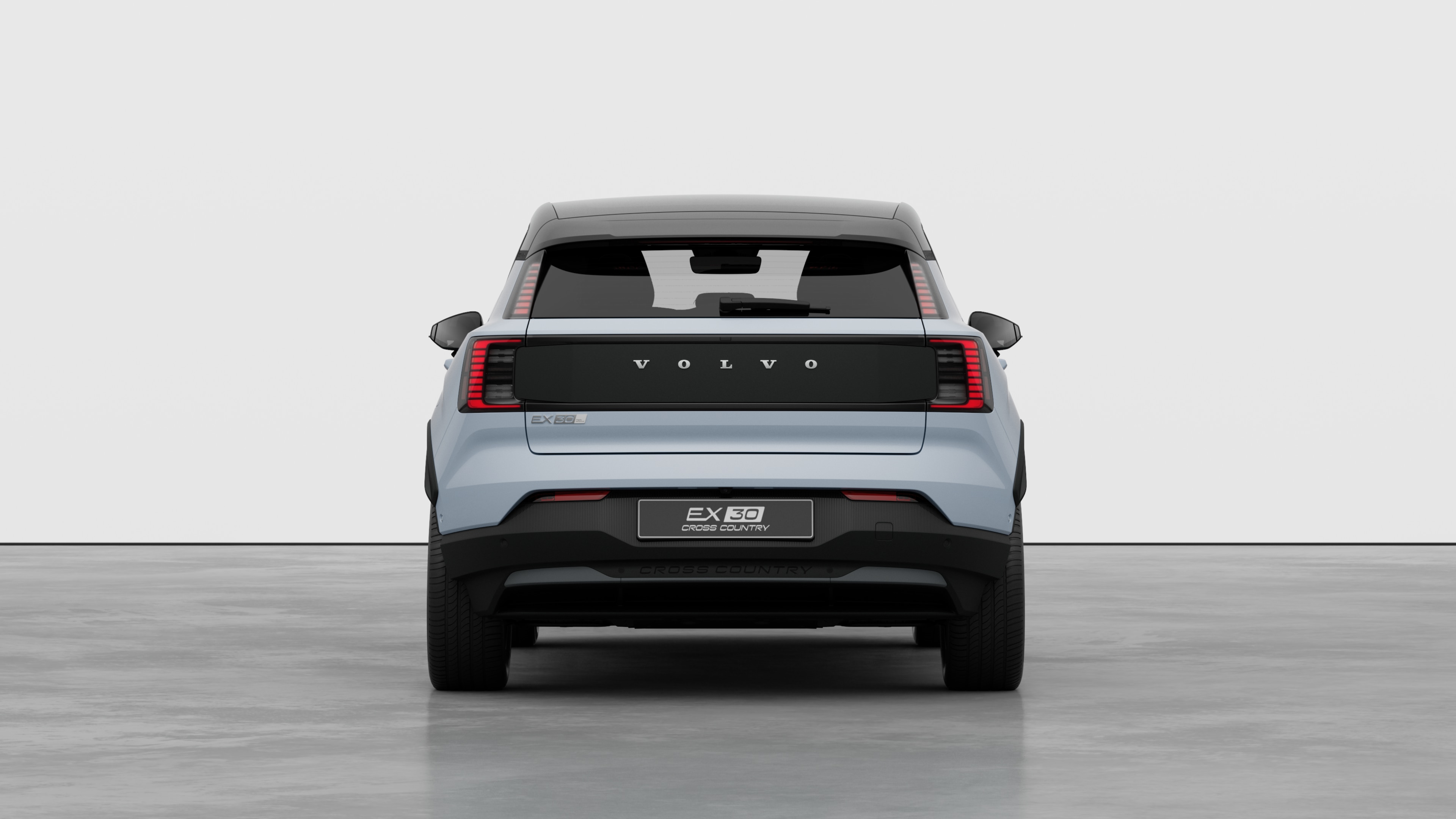 Vue arrière d’une voiture Volvo sur un fond de studio uni.