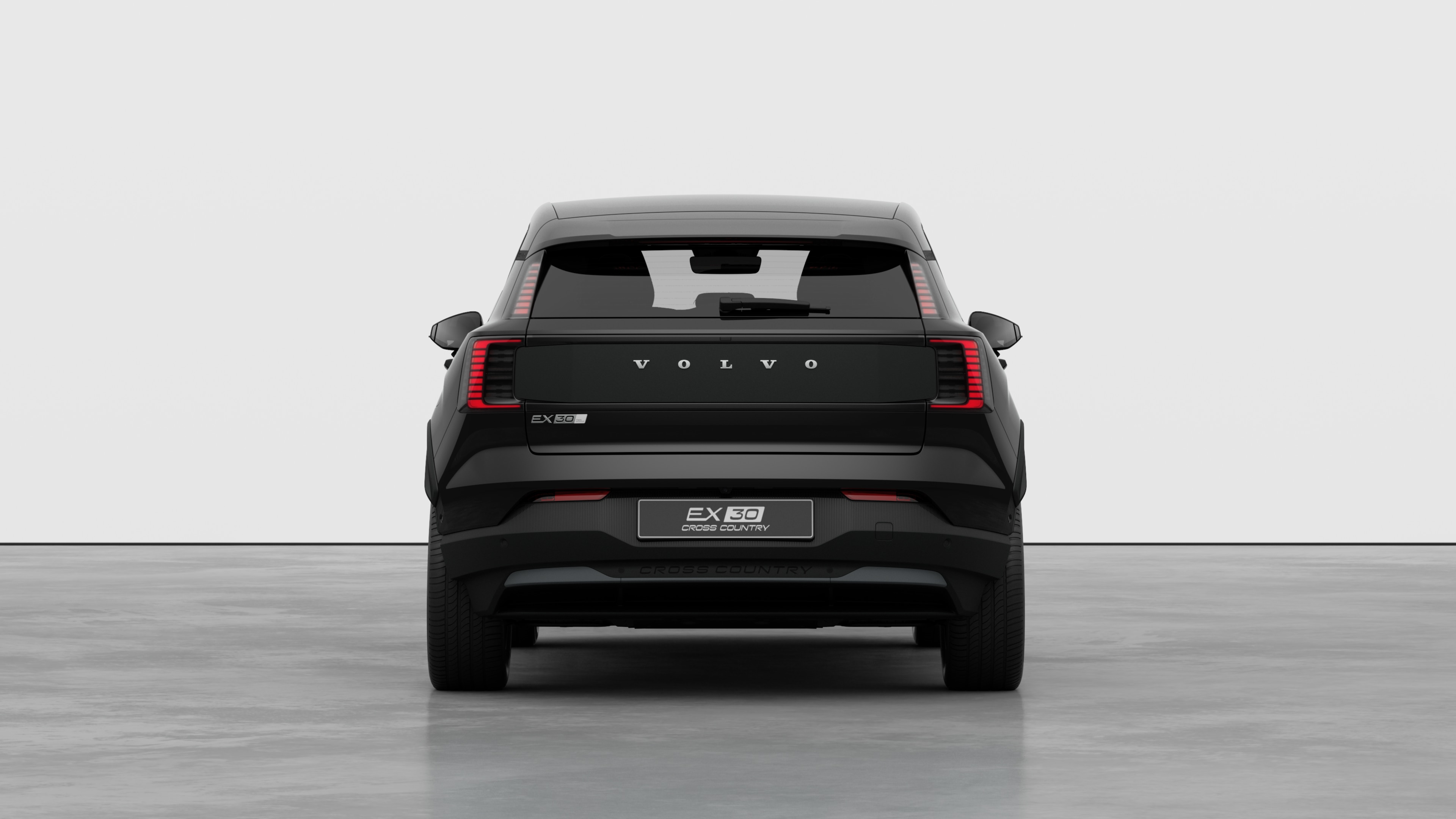 Vue arrière d’une Volvo sur un fond de studio uni.