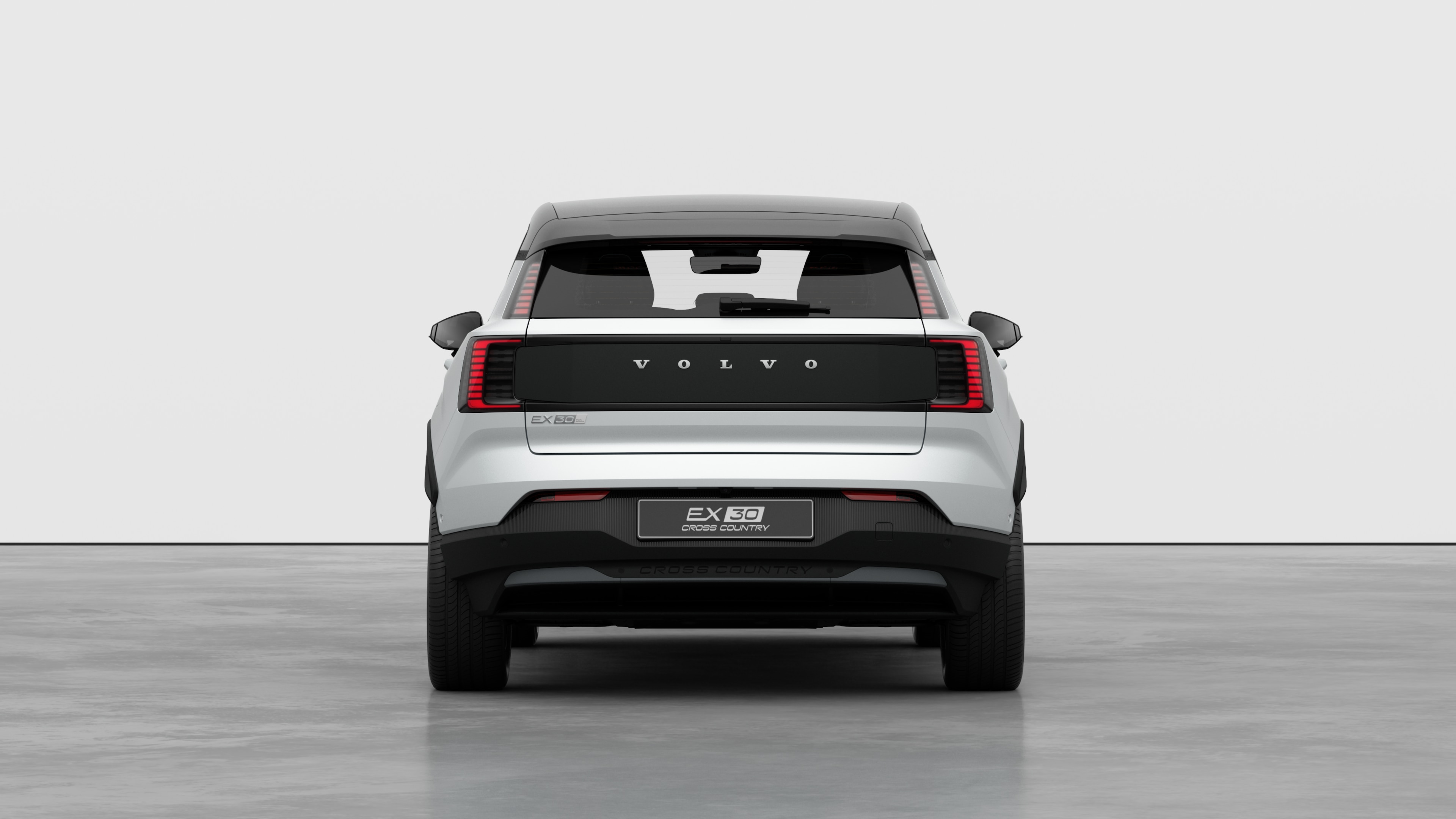 มุมมองด้านหลังของรถยนต์วอลโว่ตัดกับพื้นหลังของสตูดิโอที่เรียบง่าย