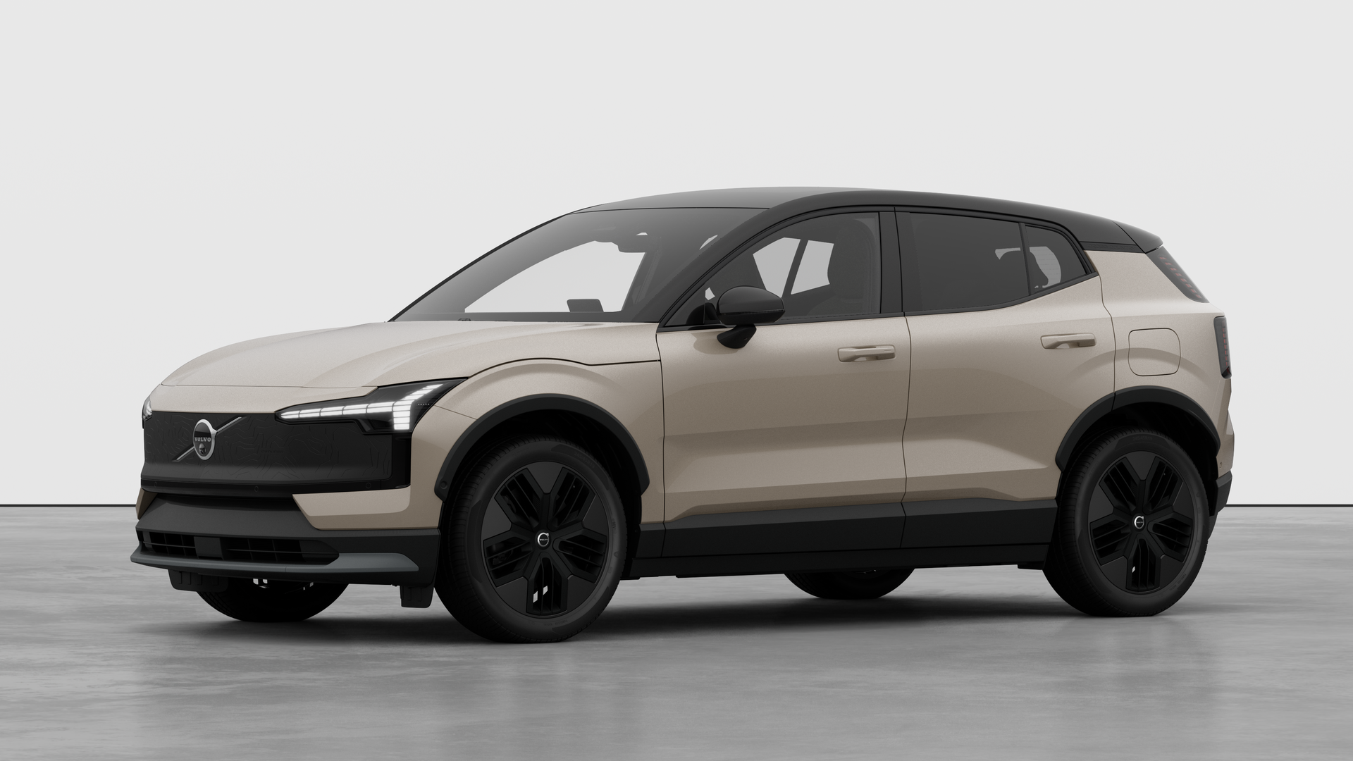 Extérieur d’une Volvo vue de trois quarts, arrière-plan uni d’un studio.