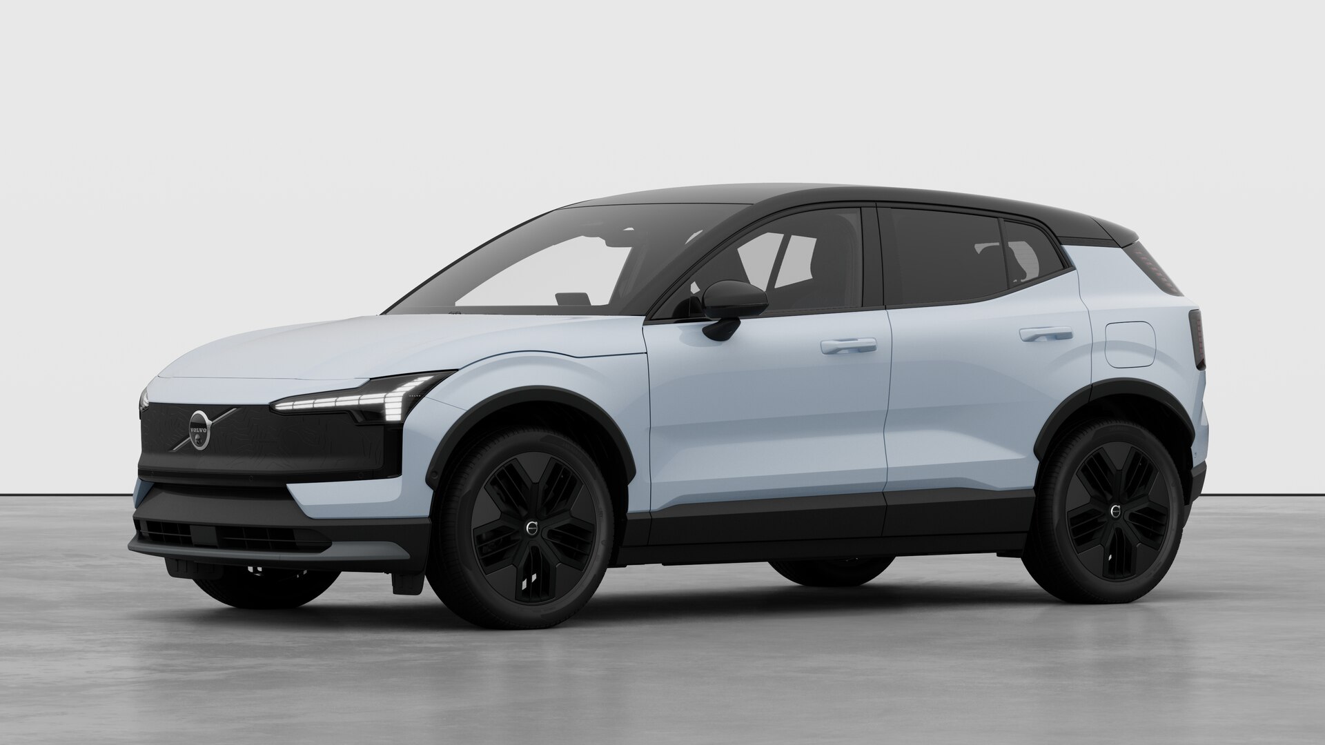 Extérieur d’une Volvo vue de trois quarts, arrière-plan uni d’un studio.