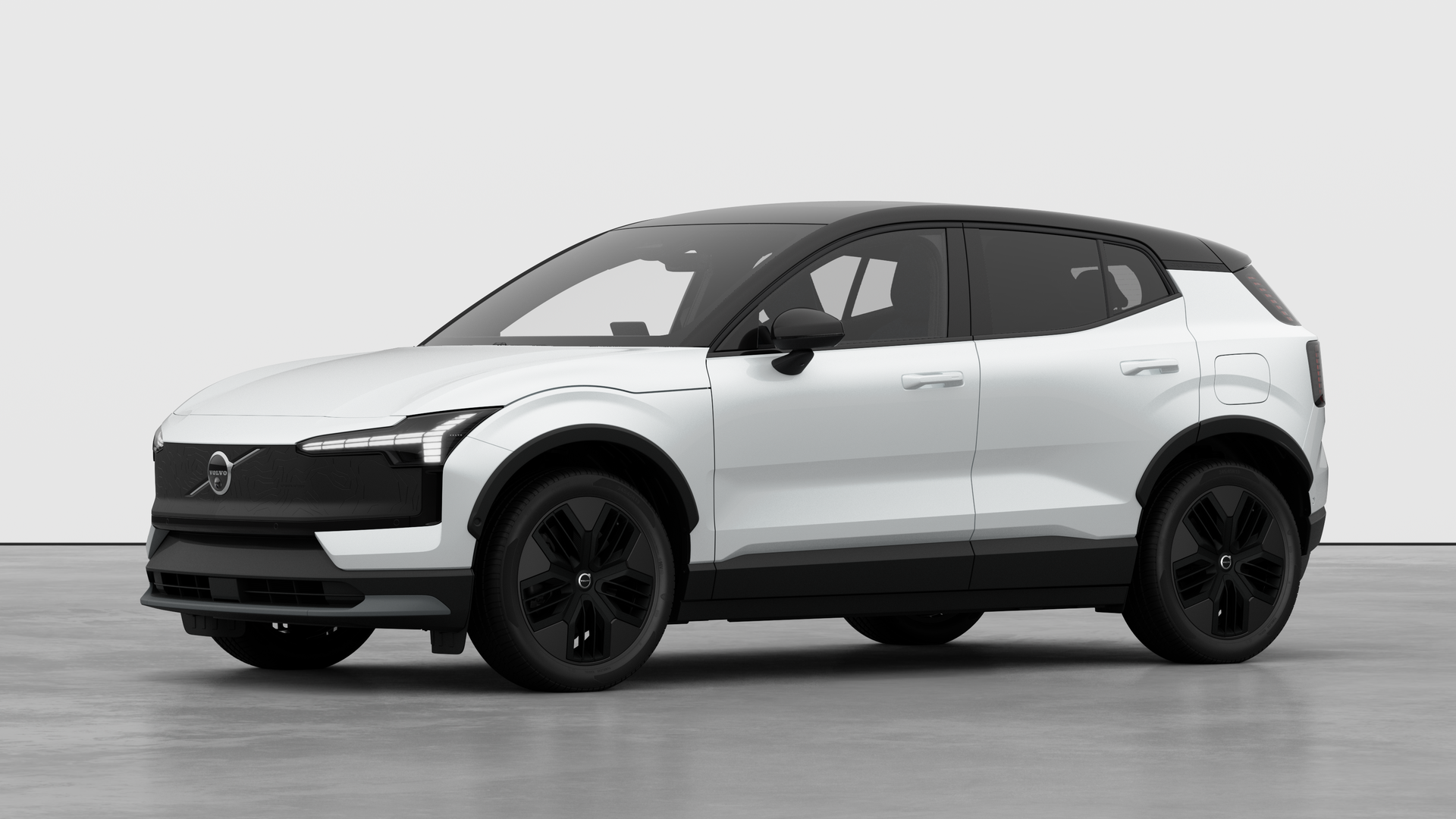 Extérieur d’une Volvo vue de trois quarts, arrière-plan uni d’un studio.