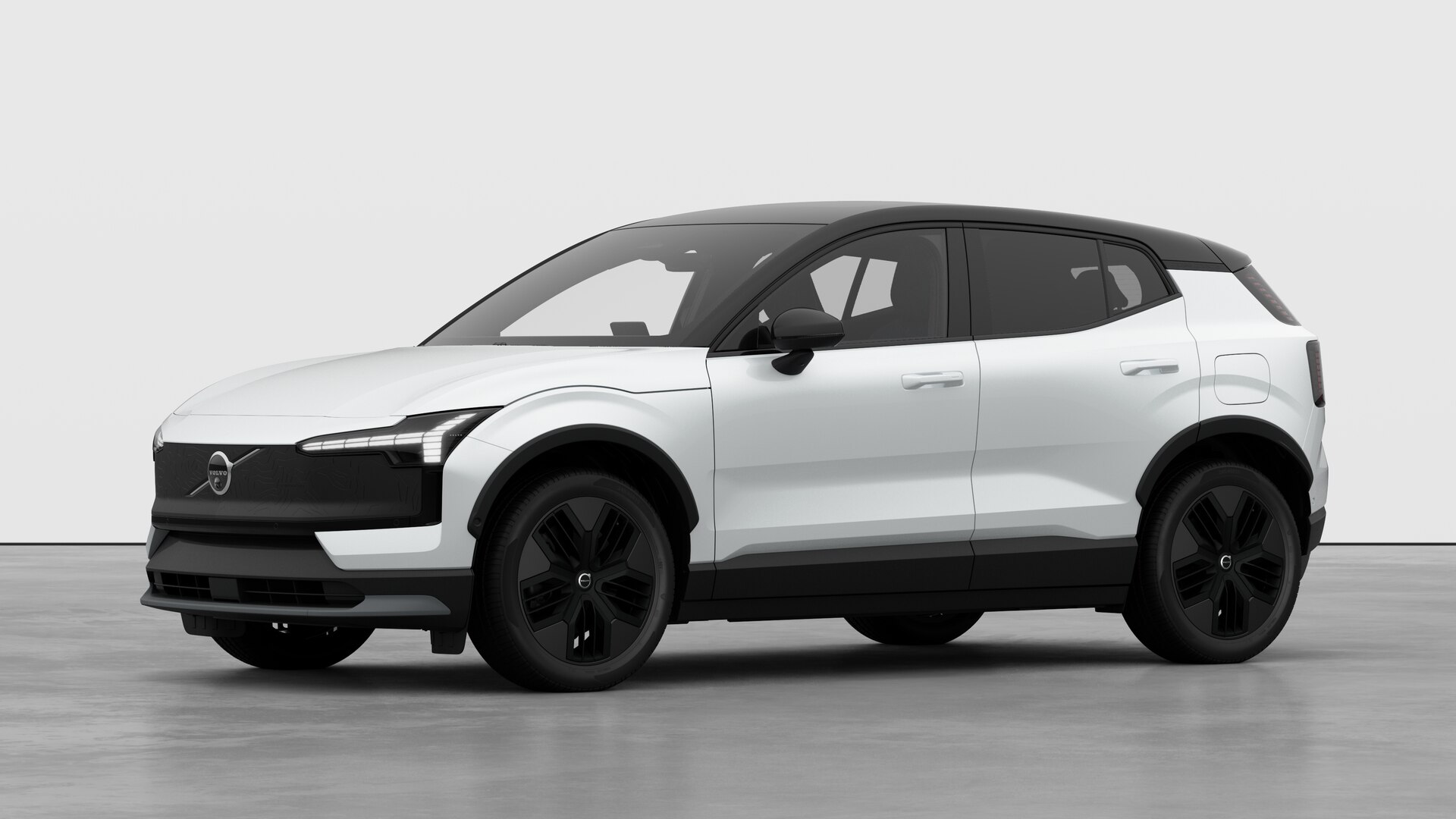 Extérieur d’une Volvo vue de trois quarts, arrière-plan uni d’un studio.