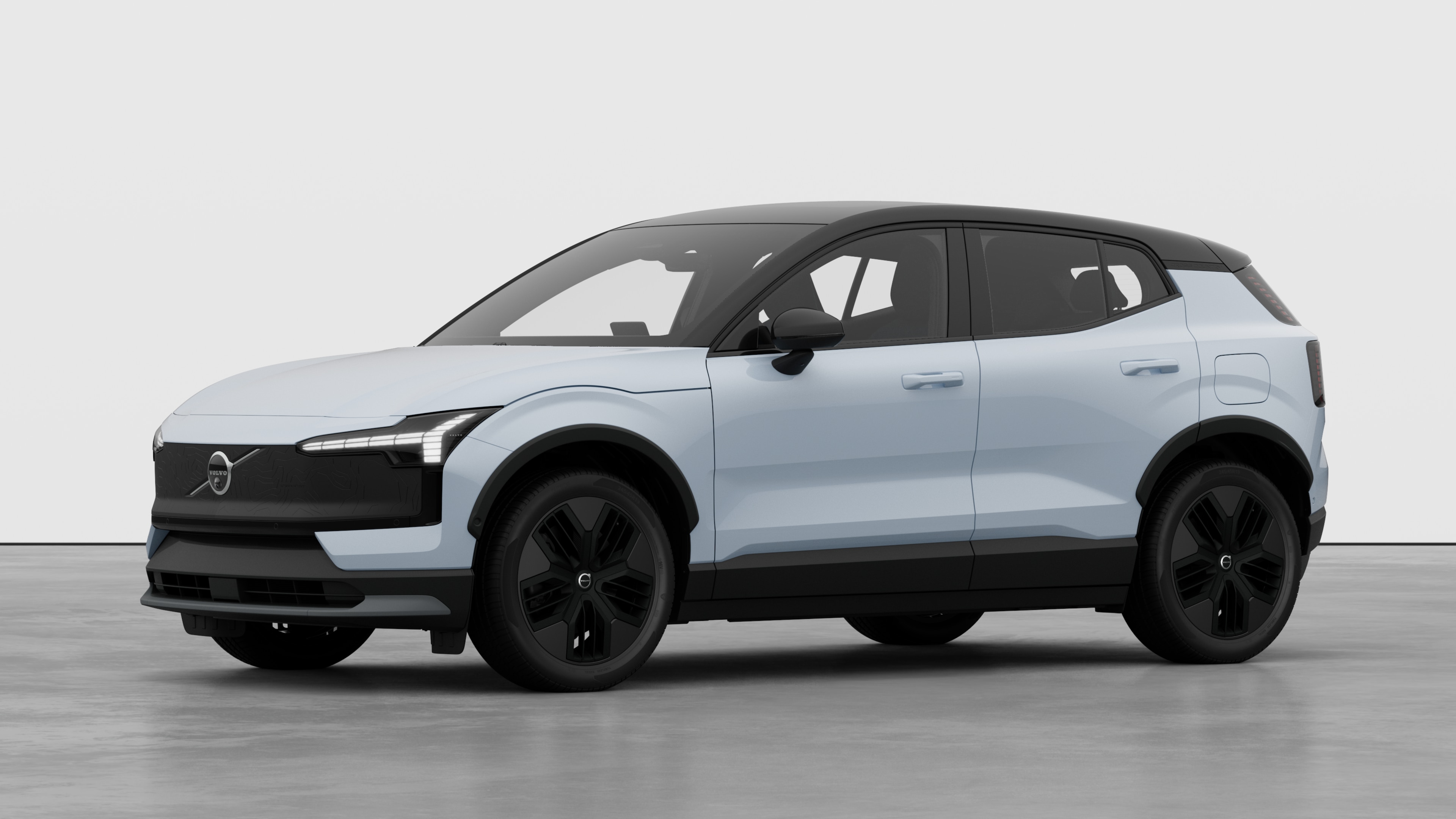 Extérieur d’une Volvo vue de trois quarts, arrière-plan uni d’un studio.