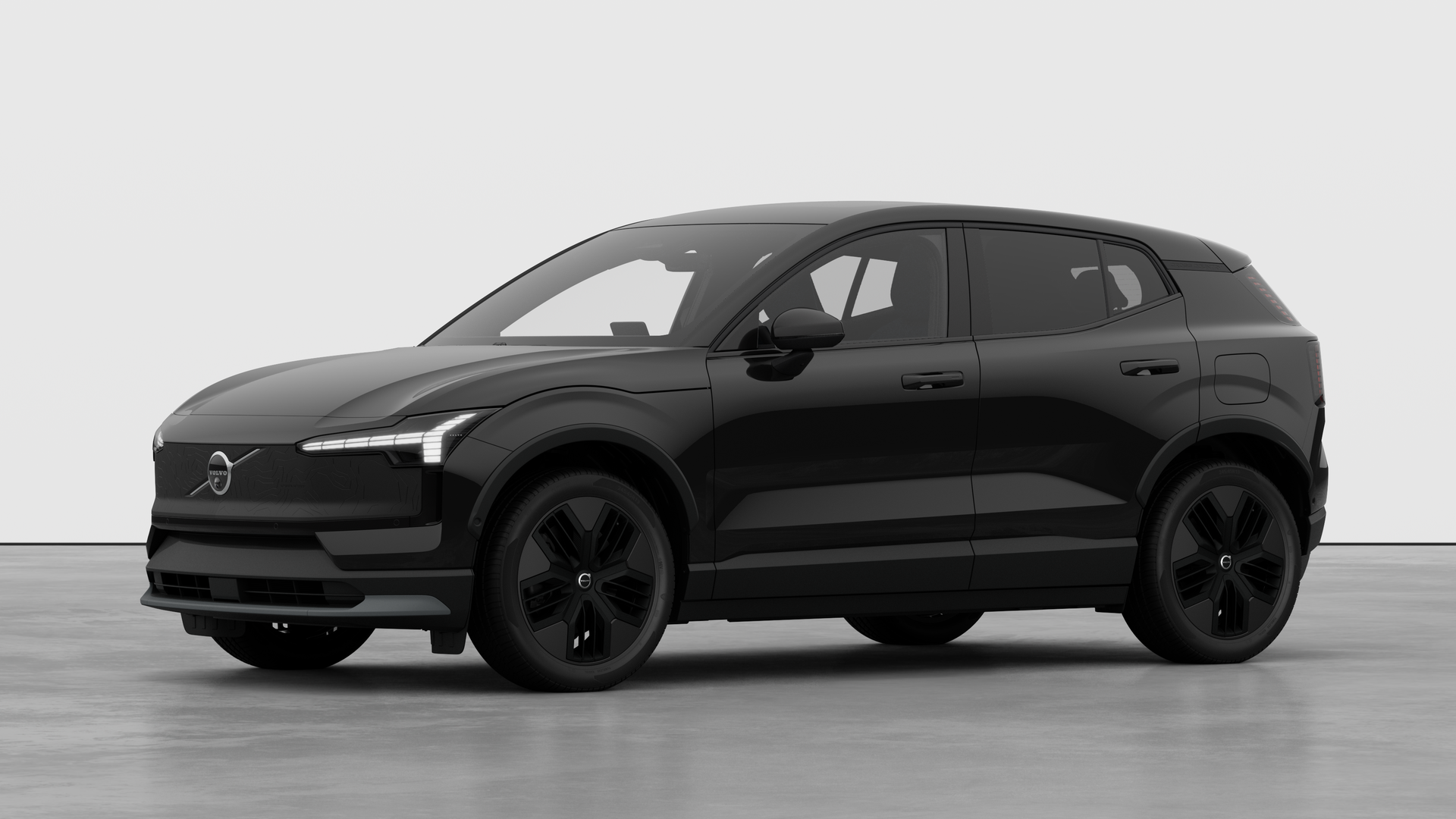 Extérieur d’une Volvo vue de trois quarts, arrière-plan uni d’un studio.