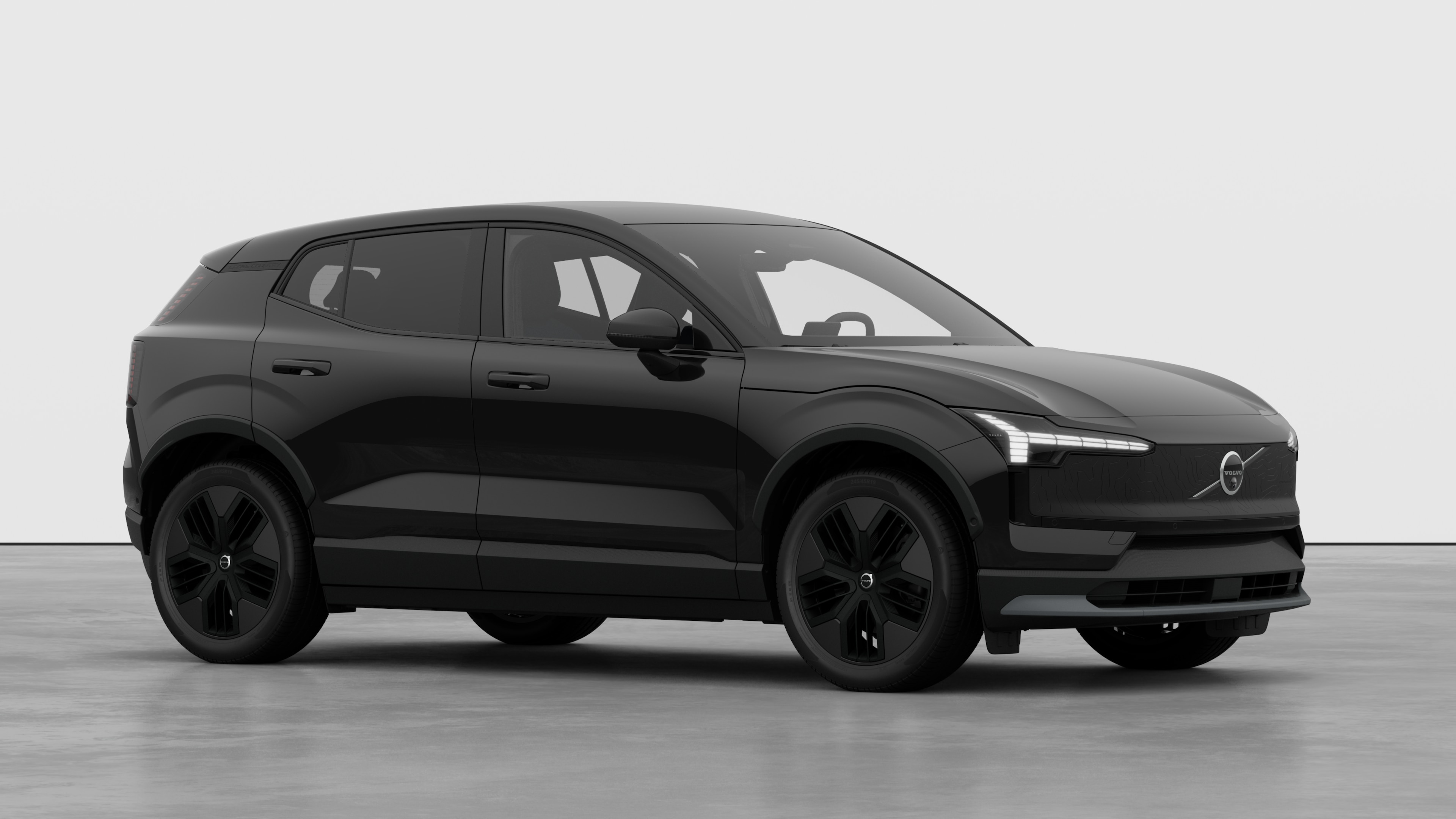 Extérieur d’une Volvo, vue de trois quarts sur un fond de studio uni.
