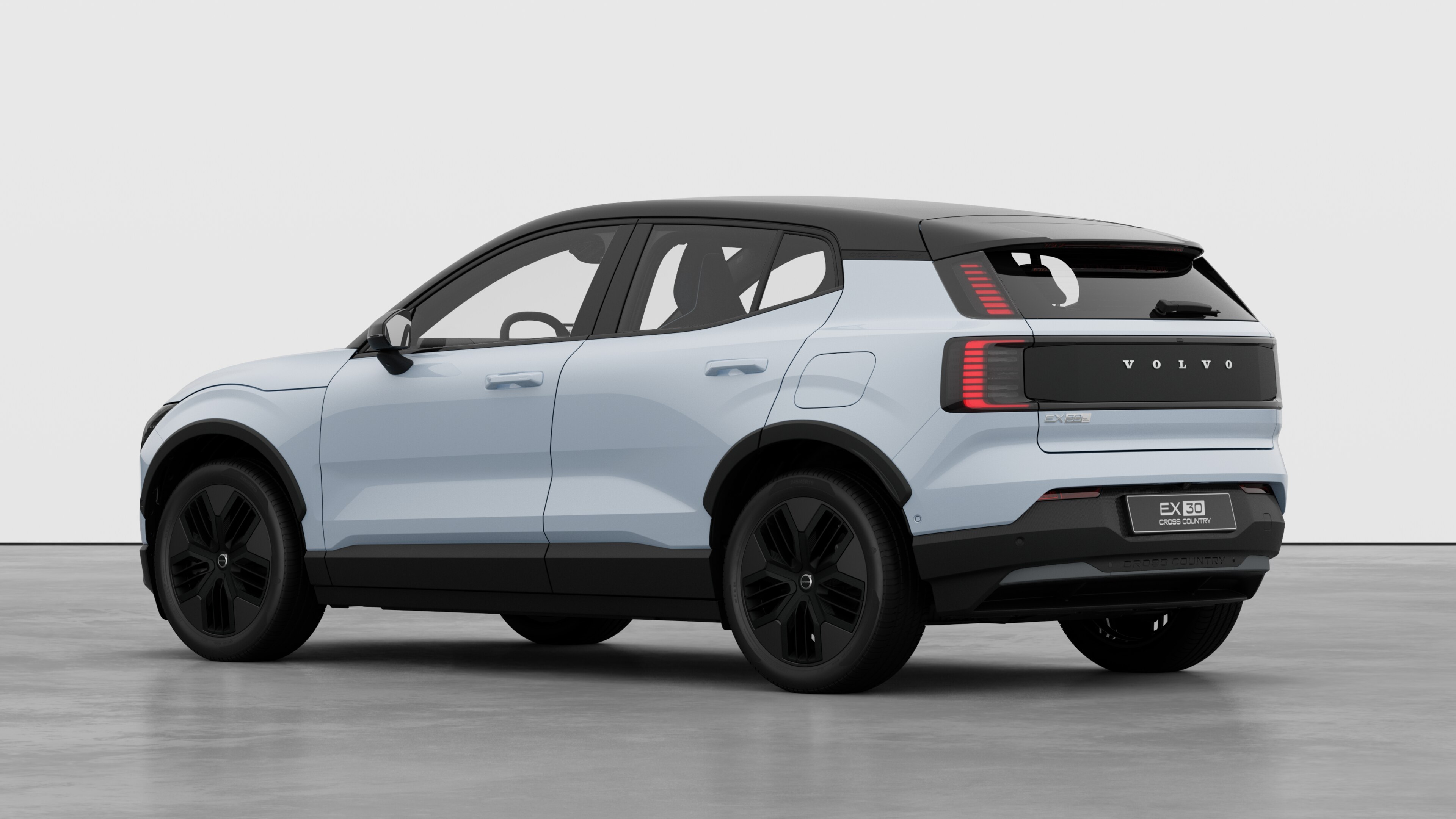 Vedere din spate pe trei sferturi a mașinii Volvo, pe fundal simplu de studio.