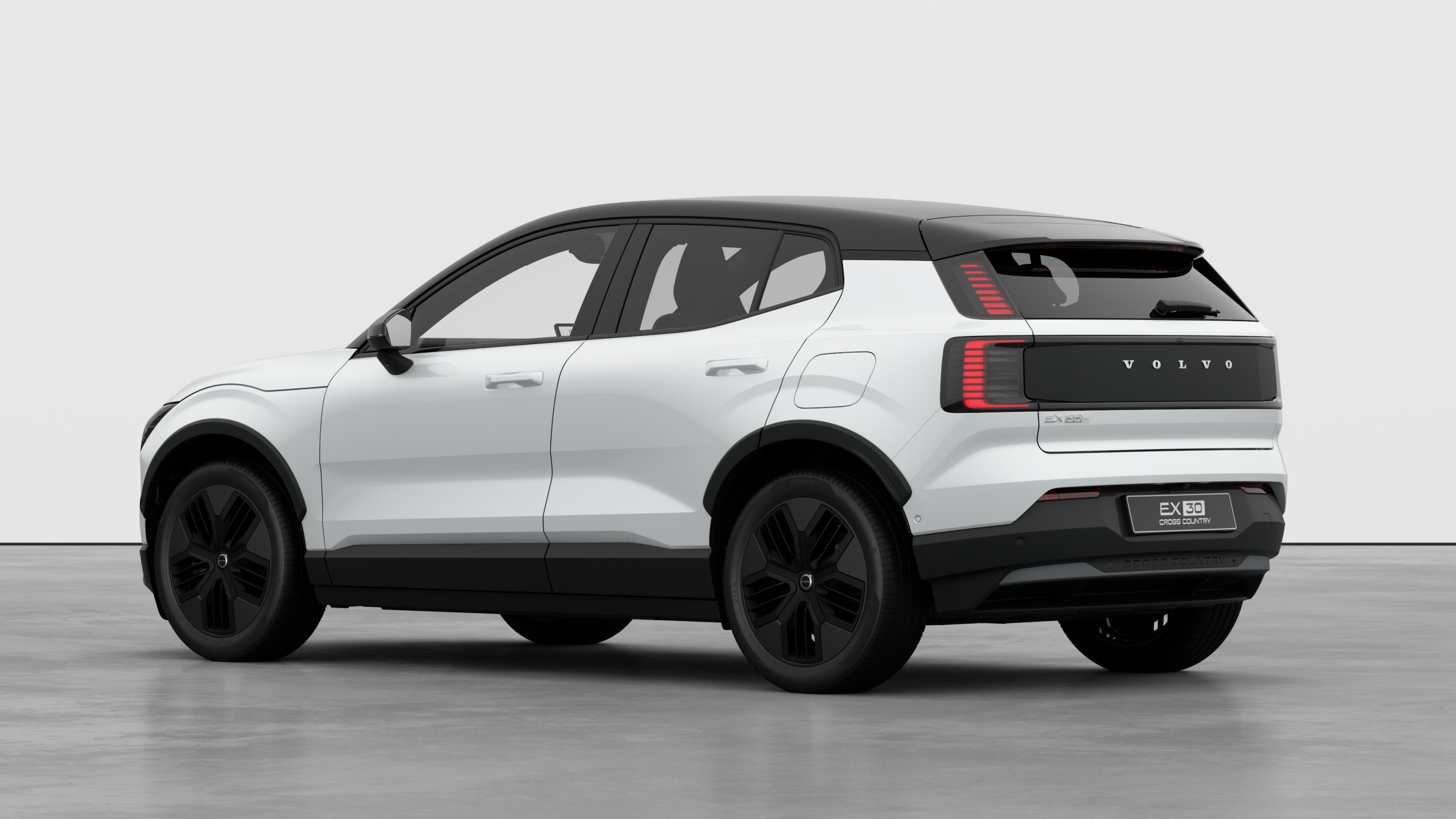 無地のスタジオ背景にボルボ車のリアクォータービュー。