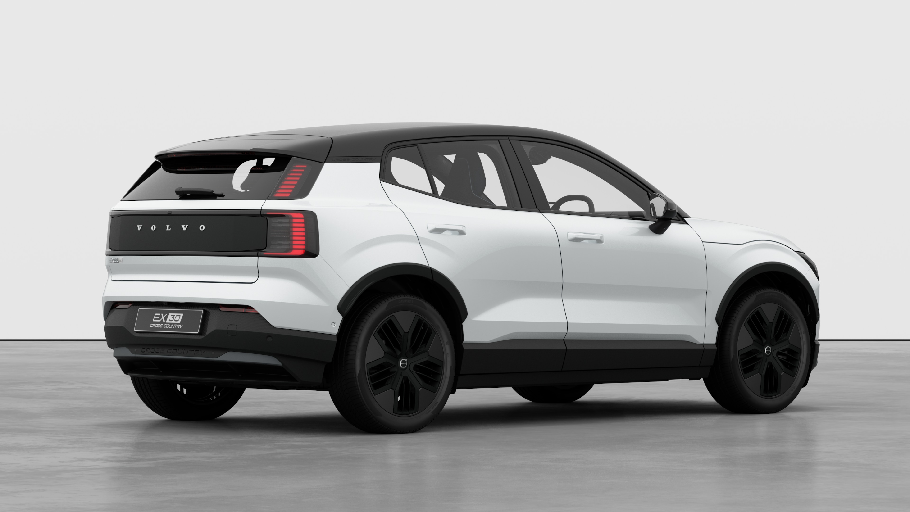 มุมมองสามในสี่ด้านท้ายของรถยนต์วอลโว่บนพื้นหลังสตูดิโอธรรมดา