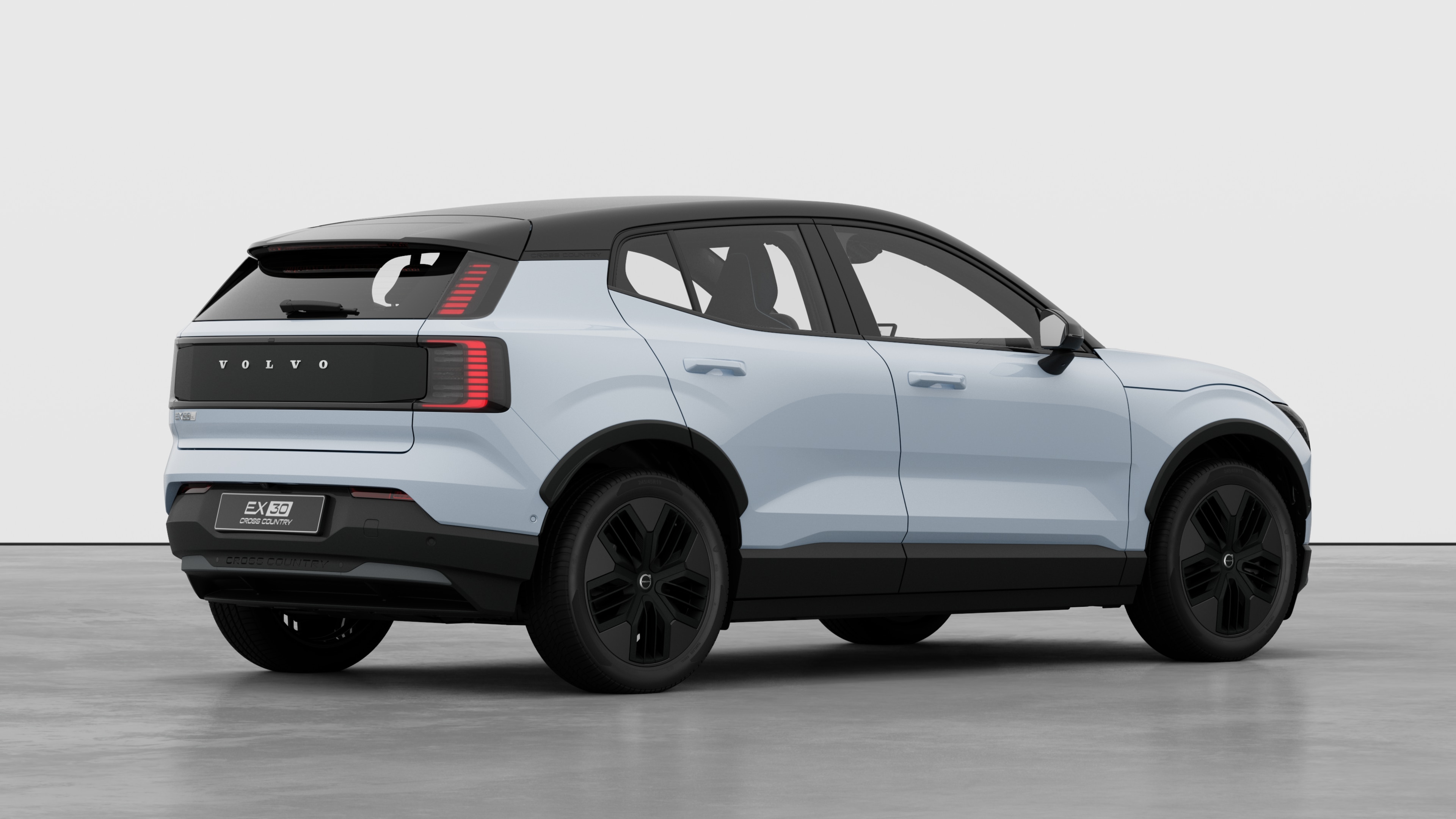 Vedere din spate pe trei sferturi a mașinii Volvo, pe fundal simplu de studio.