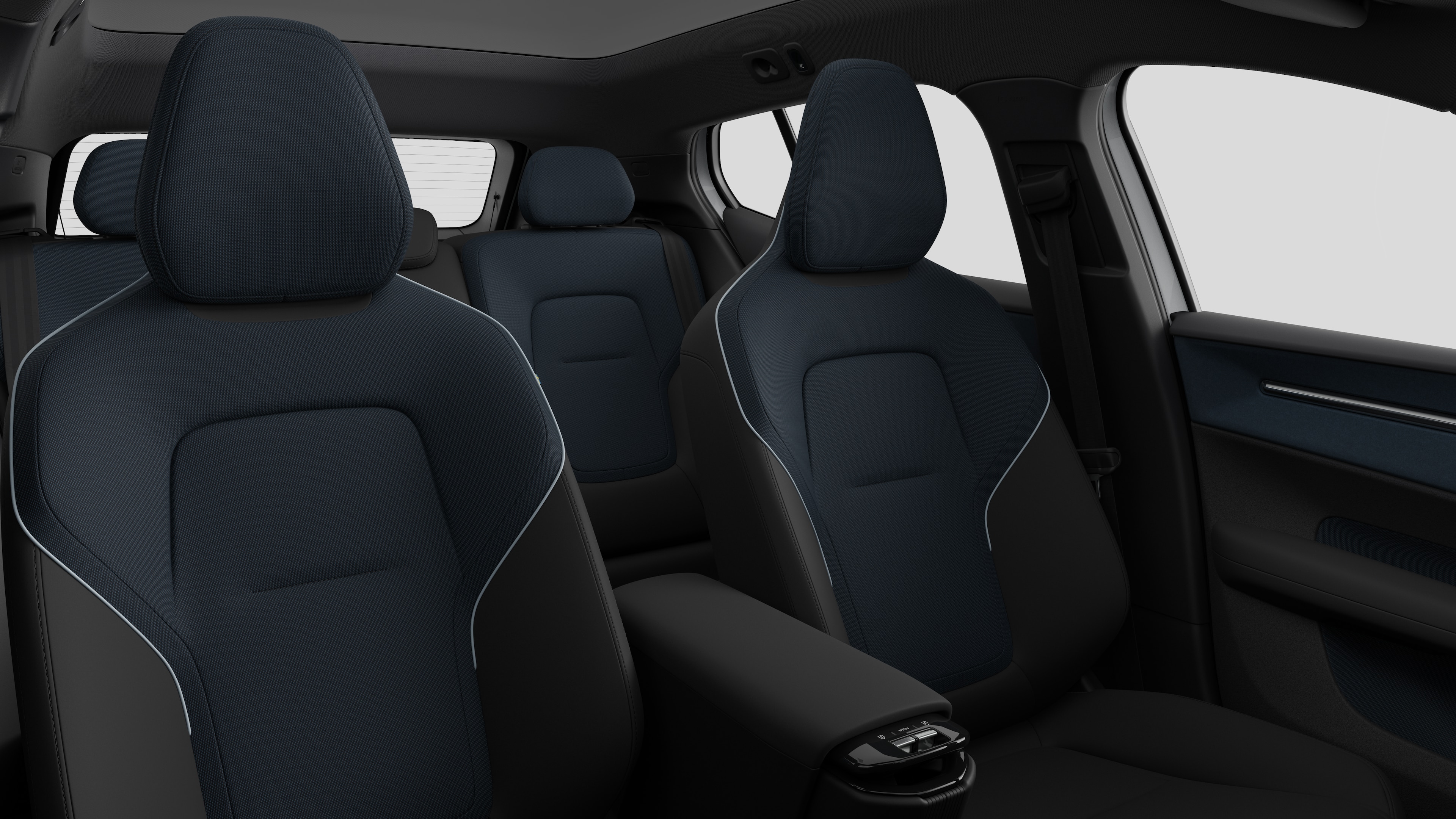 ภายในรถวอลโว่แสดงให้เห็นที่นั่งผู้โดยสารด้านหลังและคอนโซลกลางในพื้นหลังสตูดิโอธรรมดา