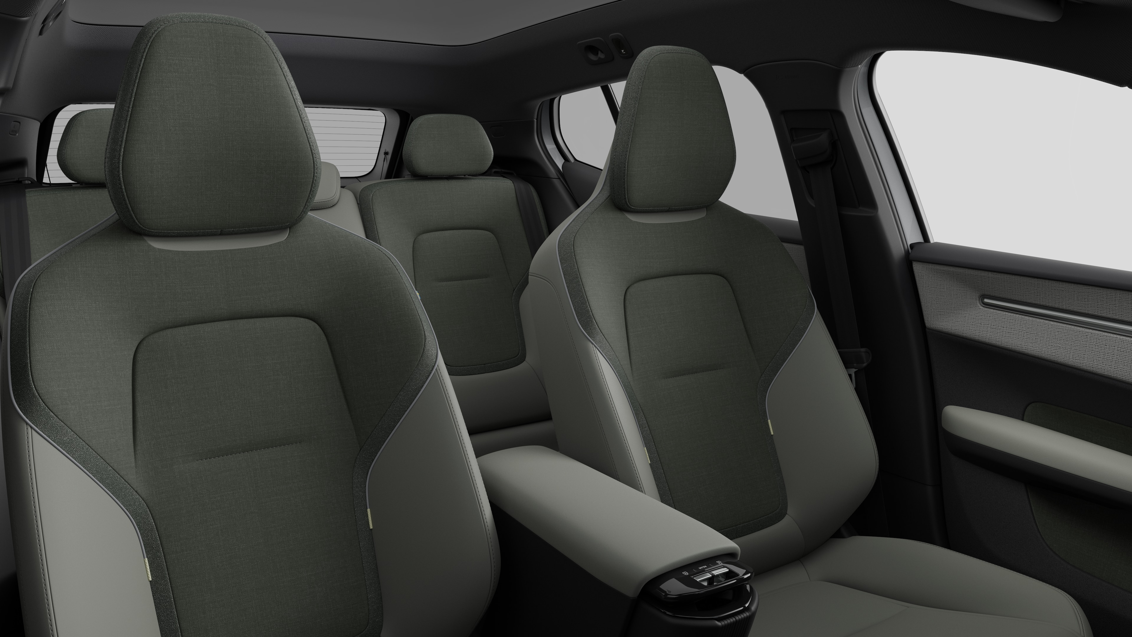 無地のスタジオを背景に、後部座席とセンターコンソールを収めたボルボ車のインテリア。