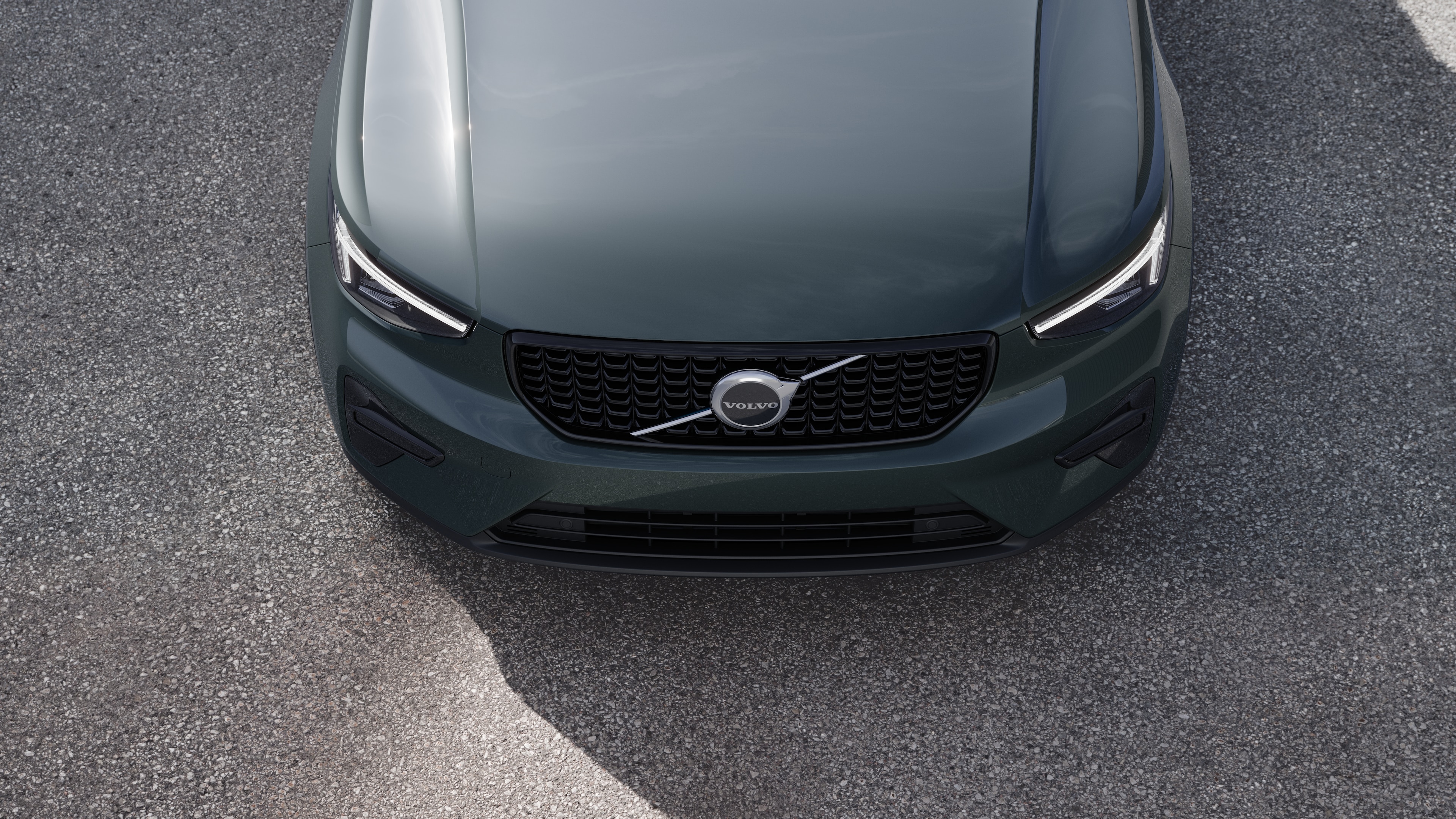 Volvo välisilme kolmveerandvaates linnatänava taustal, kus on näha üks külg, katus ja osa esiosast.