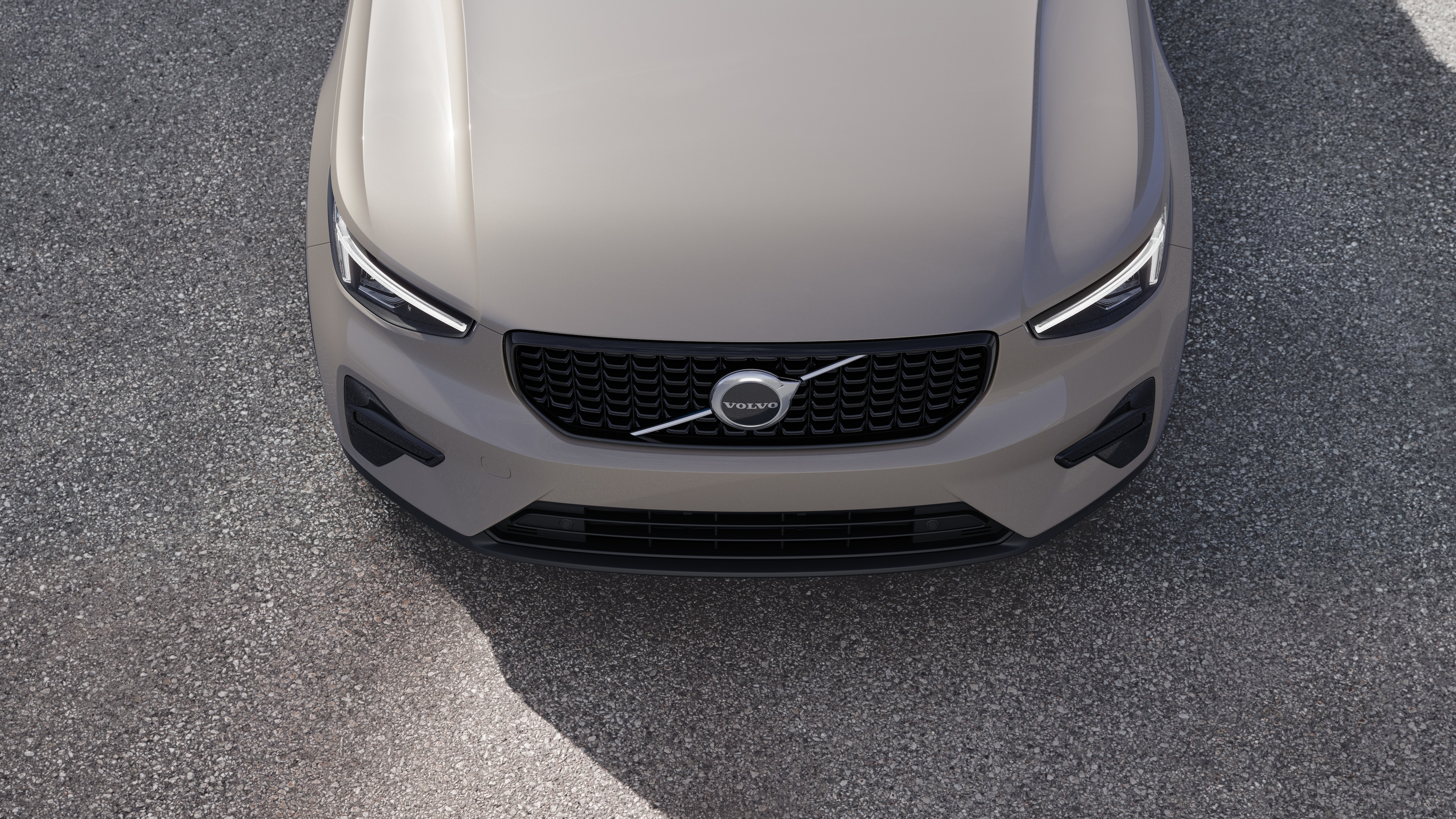 Volvo välisilme kolmveerandvaates linnatänava taustal, kus on näha üks külg, katus ja osa esiosast.