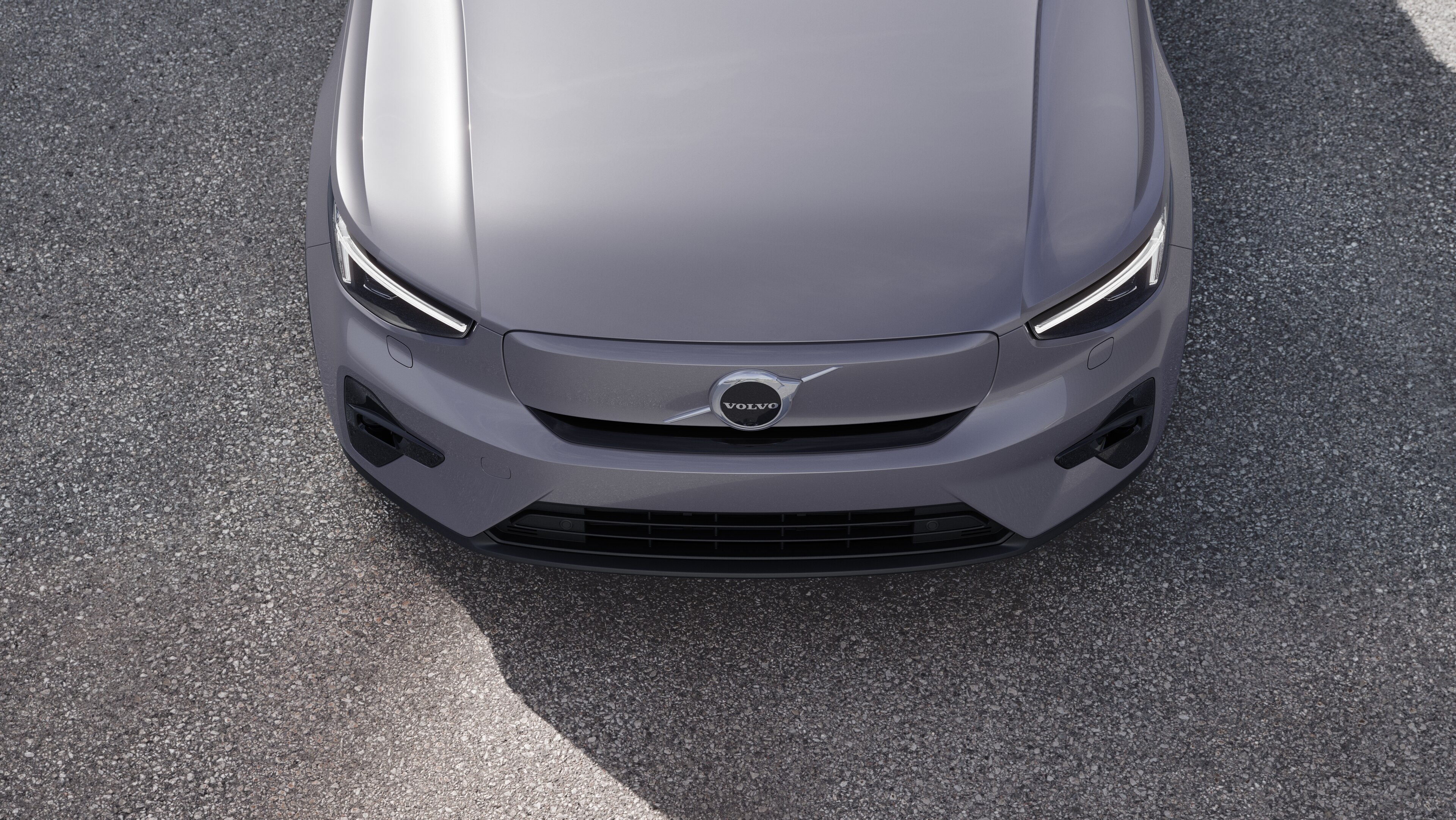 Volvo avtomobil xarici görünüşü şəhər küçəsi fonunda üç dörddə bir mənzərə, bir tərəf, dam və ön hissəsi göstərir.