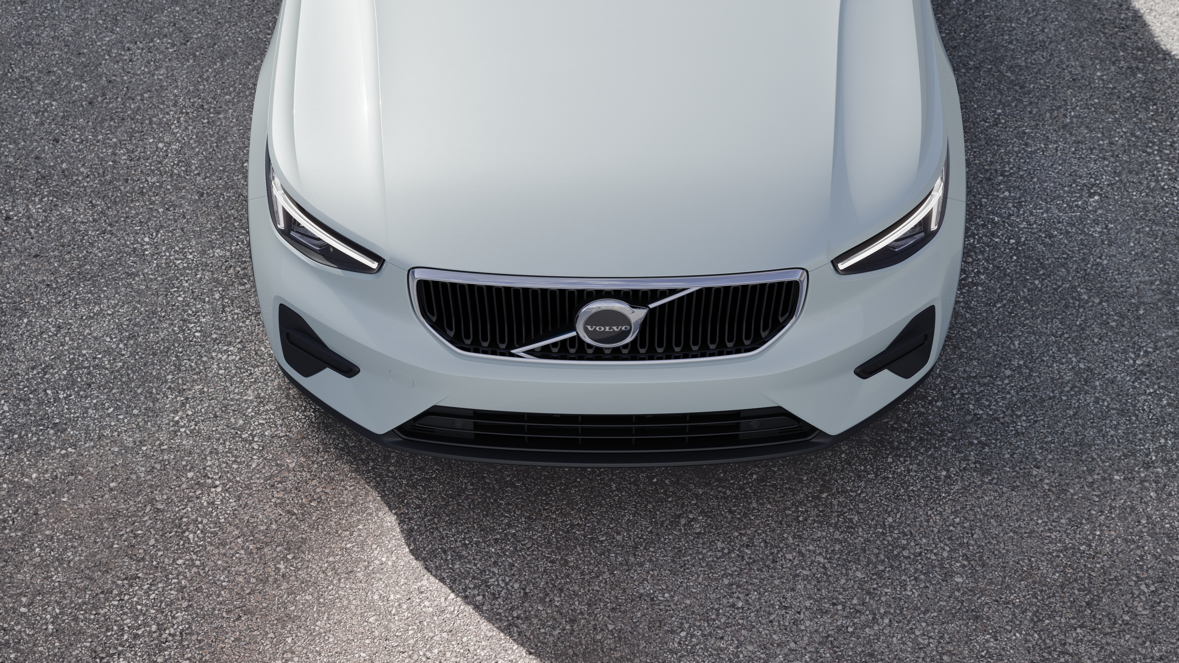 Esterno di un'auto Volvo visto di tre quarti su sfondo urbano con un lato, il tetto e parte della parte anteriore.