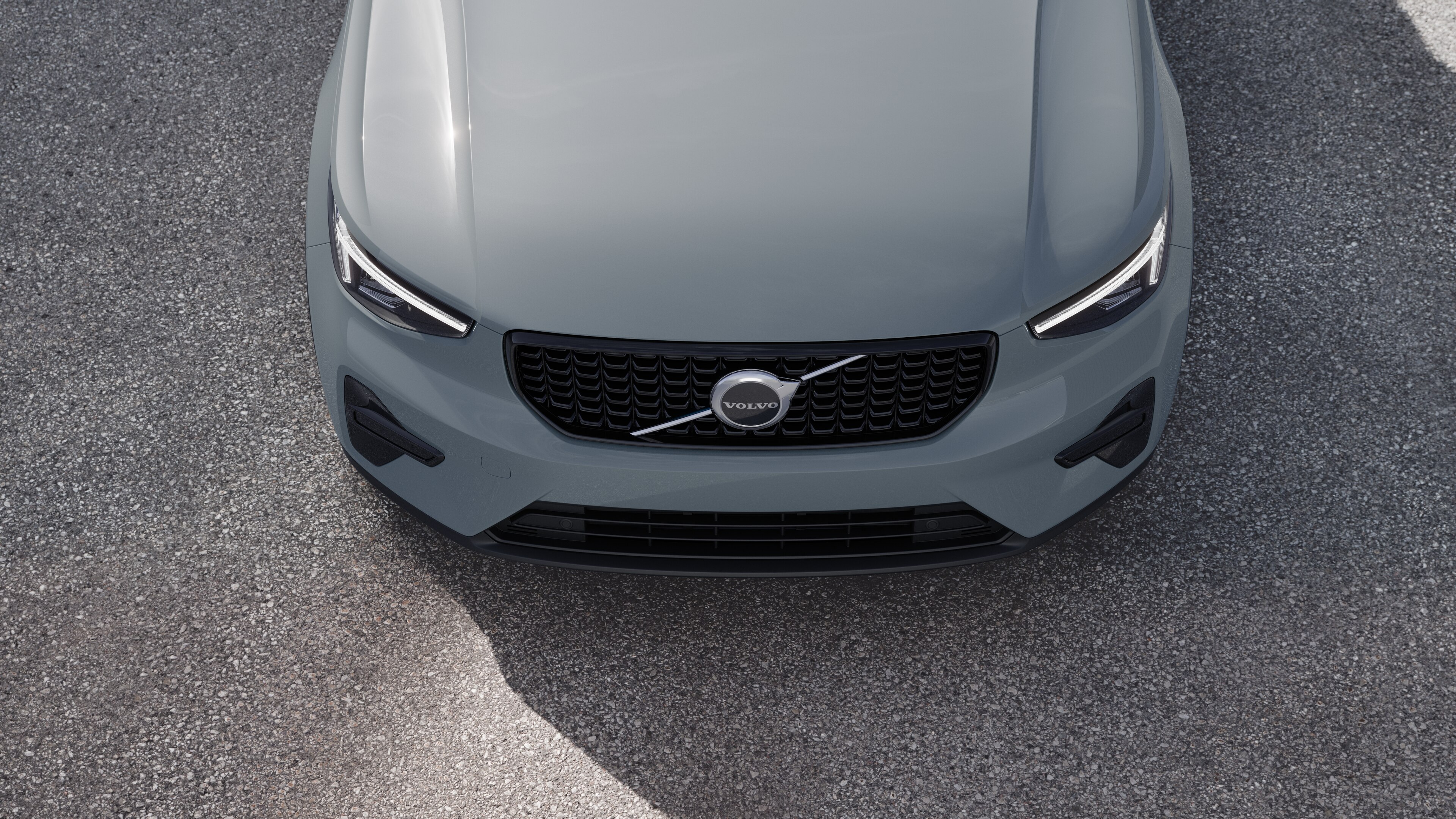 Esterno di una Volvo vista di tre quarti sullo sfondo di una strada urbana, con un lato, il tetto e parte della parte anteriore.