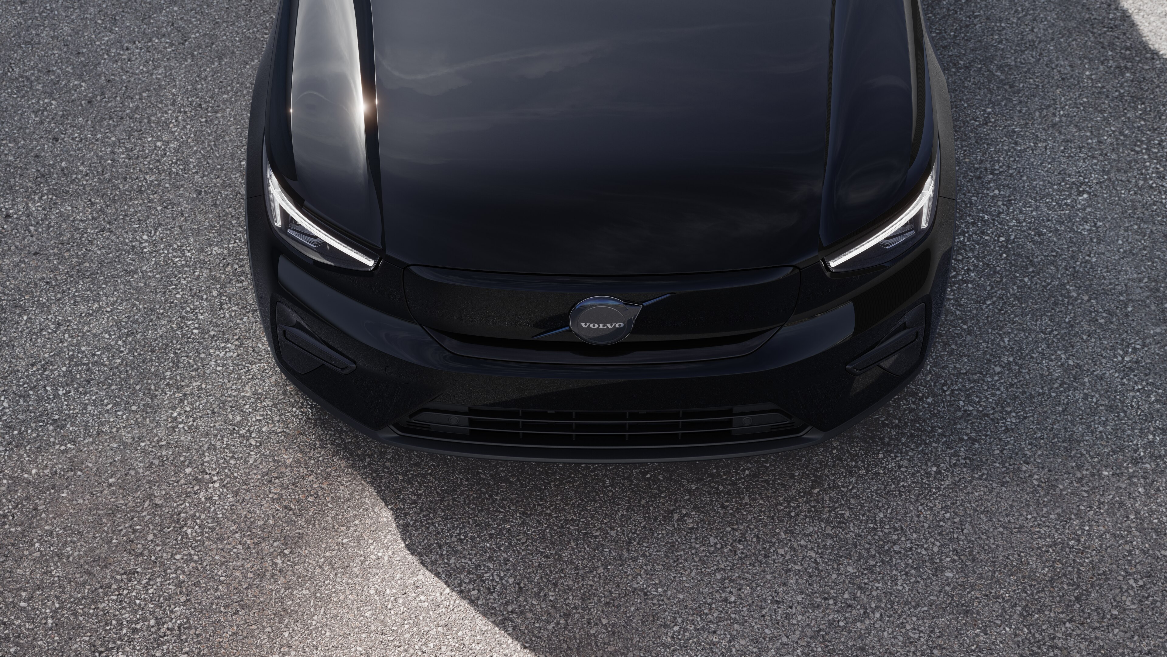 Nadwozie samochodu Volvo w trzech czwartych na tle miejskiej ulicy, z widocznym jednym bokiem, dachem i częścią przodu