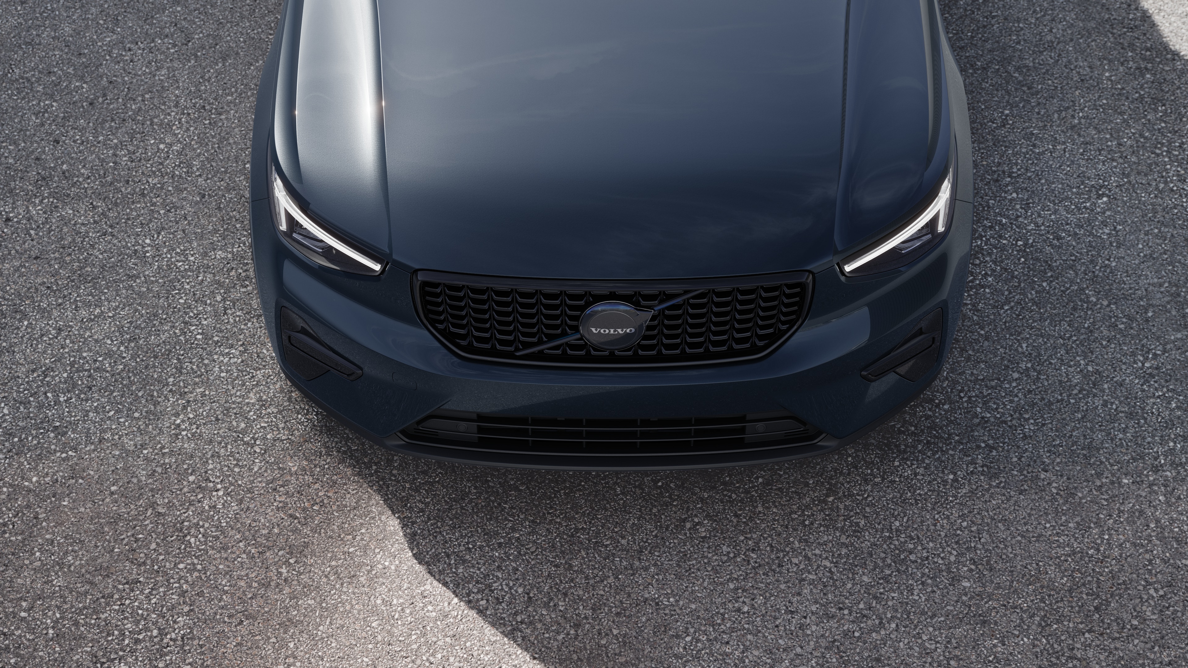 Außenansicht eines Volvo in Dreiviertelansicht auf einer städtischen Straße, mit einer Seite, dem Dach und einem Teil der Front.