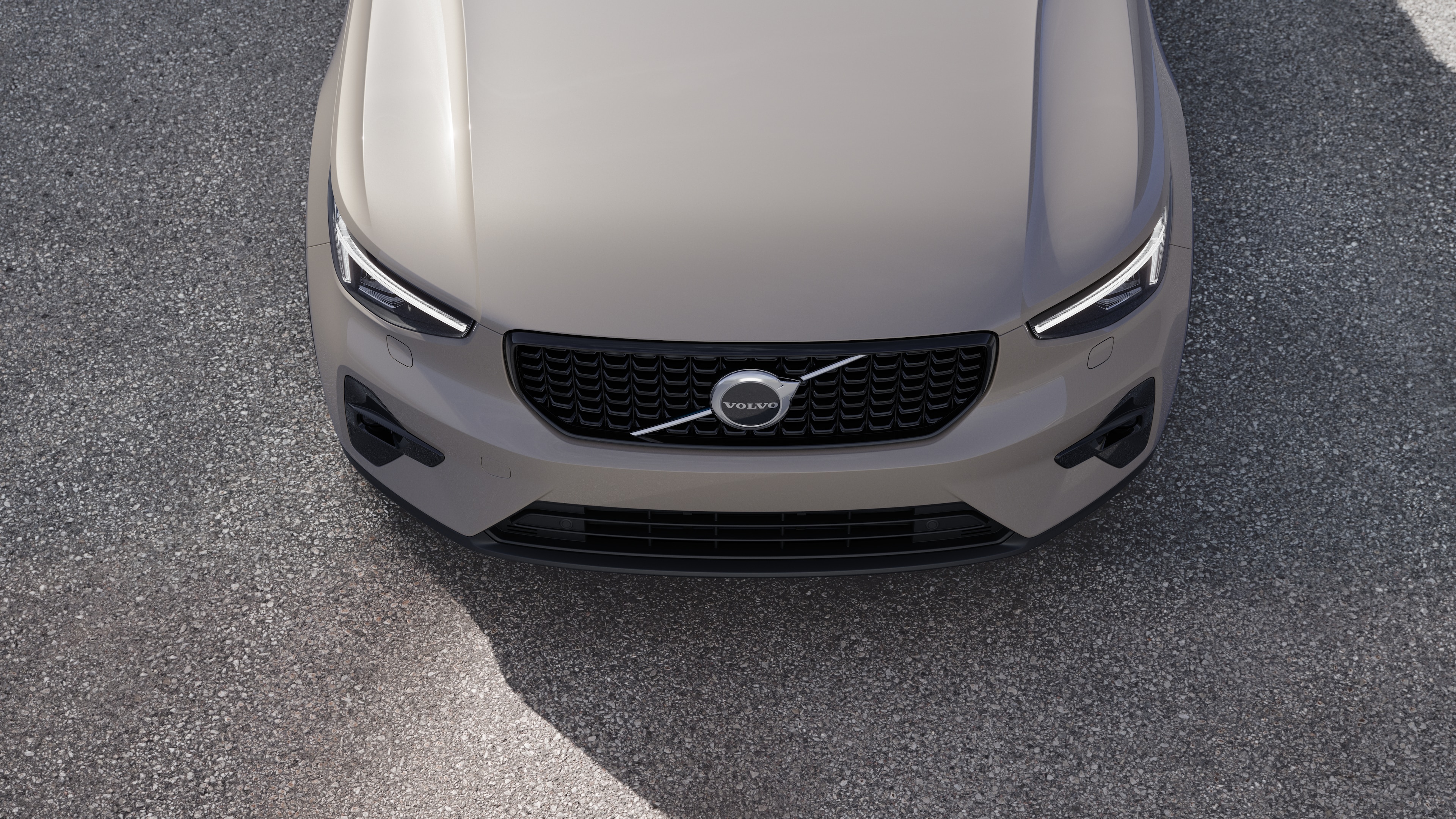 Volvo-auton ulkopuoli kolmen neljäsosan näkymässä kaupunkien katutaustalla, toinen puoli, katto ja osa edestä.