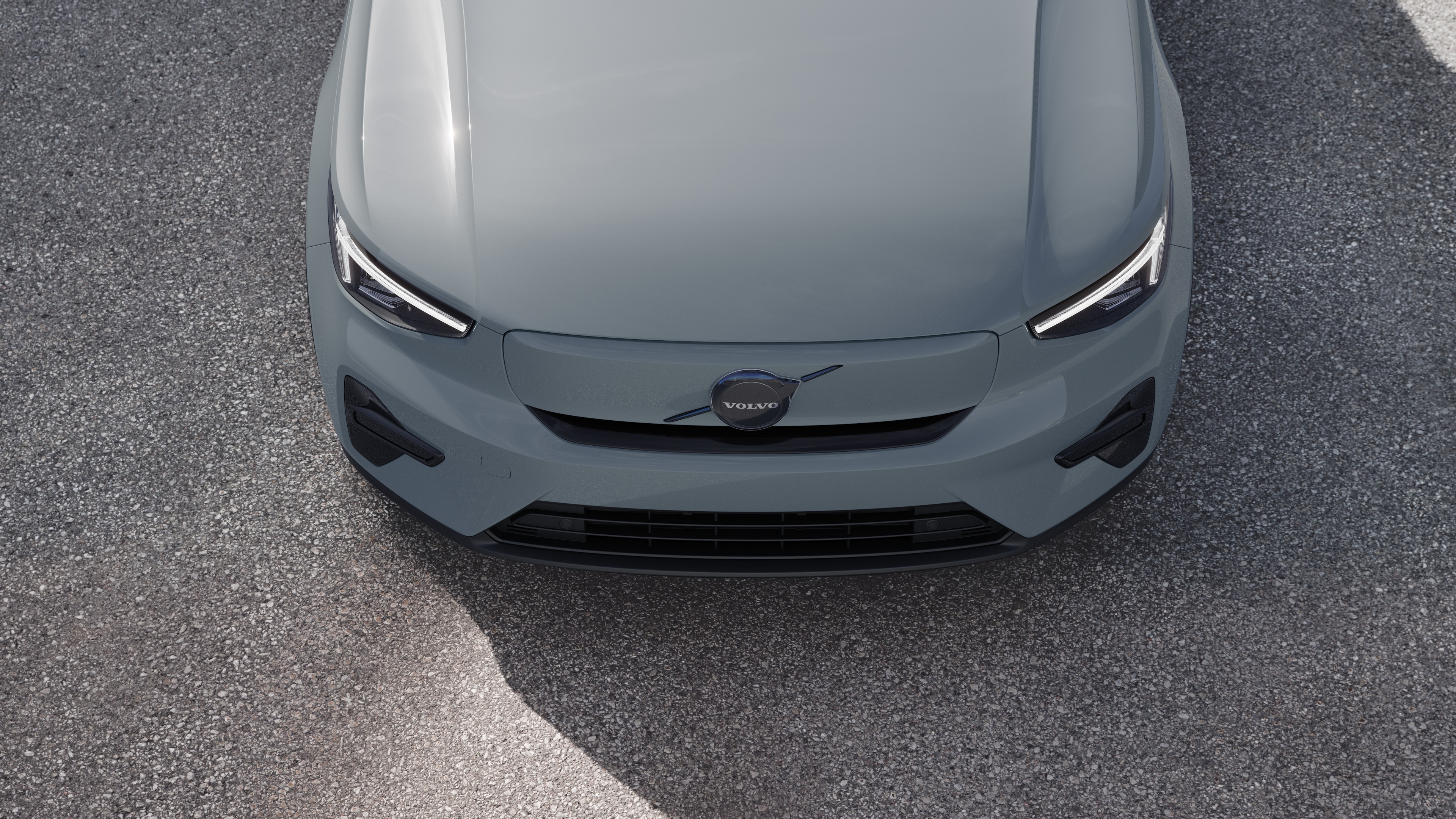 Außenansicht eines Volvo in Dreiviertelansicht auf einer städtischen Straße, mit einer Seite, dem Dach und einem Teil der Front.