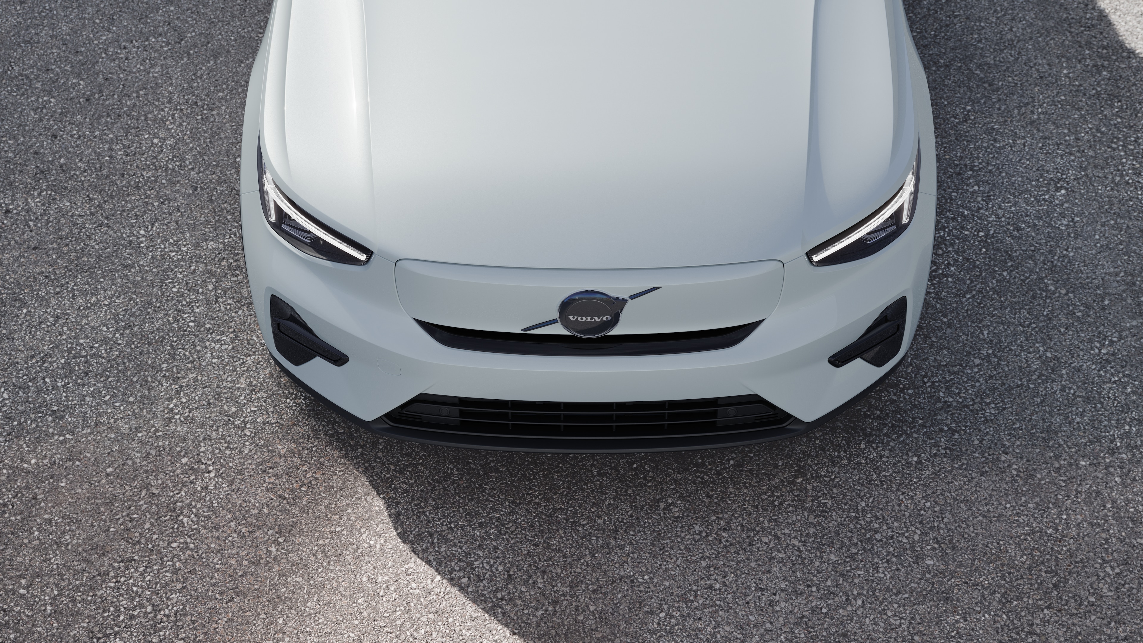 Außenansicht eines Volvo in Dreiviertelansicht auf einer städtischen Straße, mit einer Seite, dem Dach und einem Teil der Front.