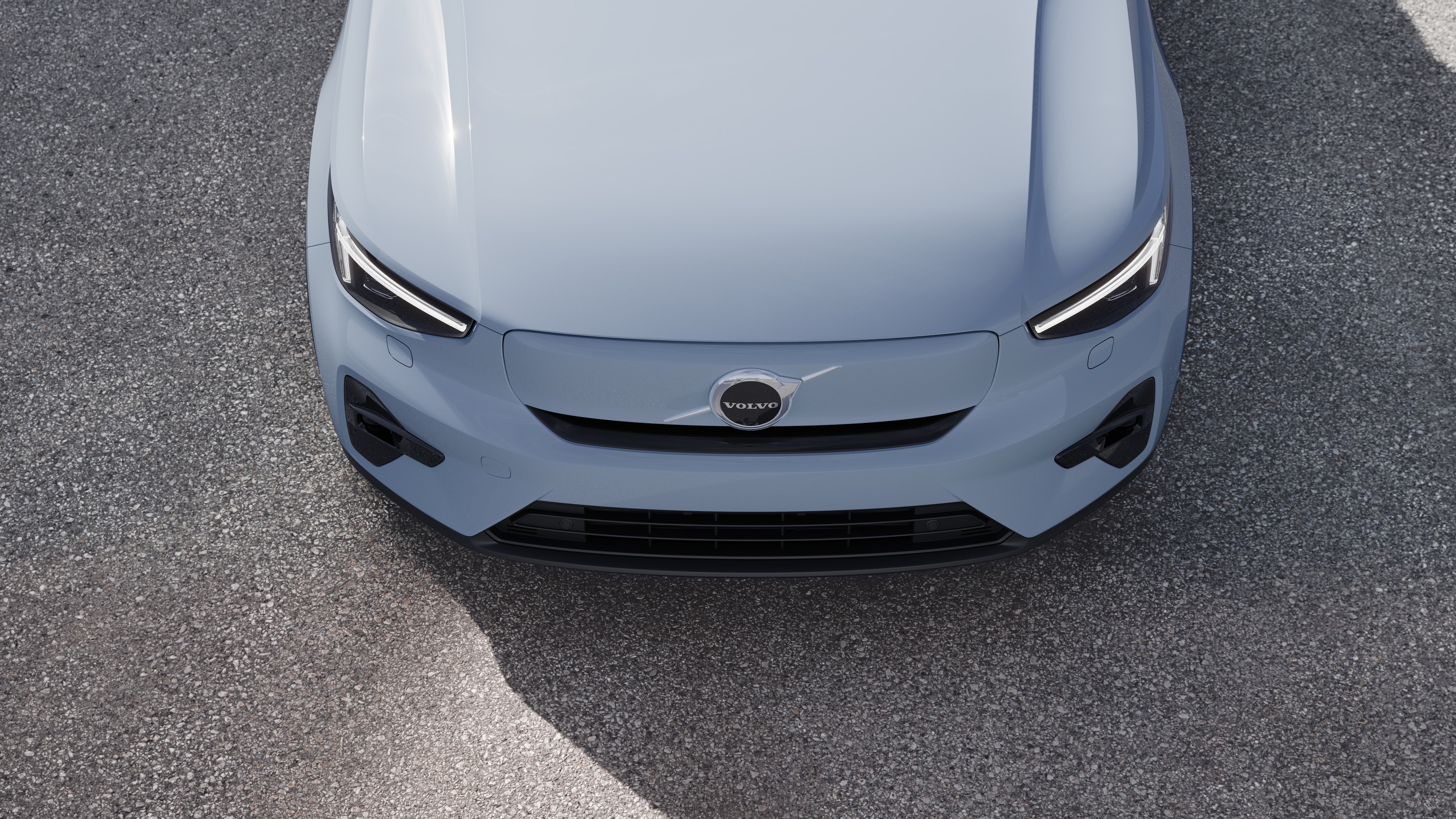 Volvo avtomobil xarici görünüşü şəhər küçəsi fonunda üç dörddə bir mənzərə, bir tərəf, dam və ön hissəsi göstərir.