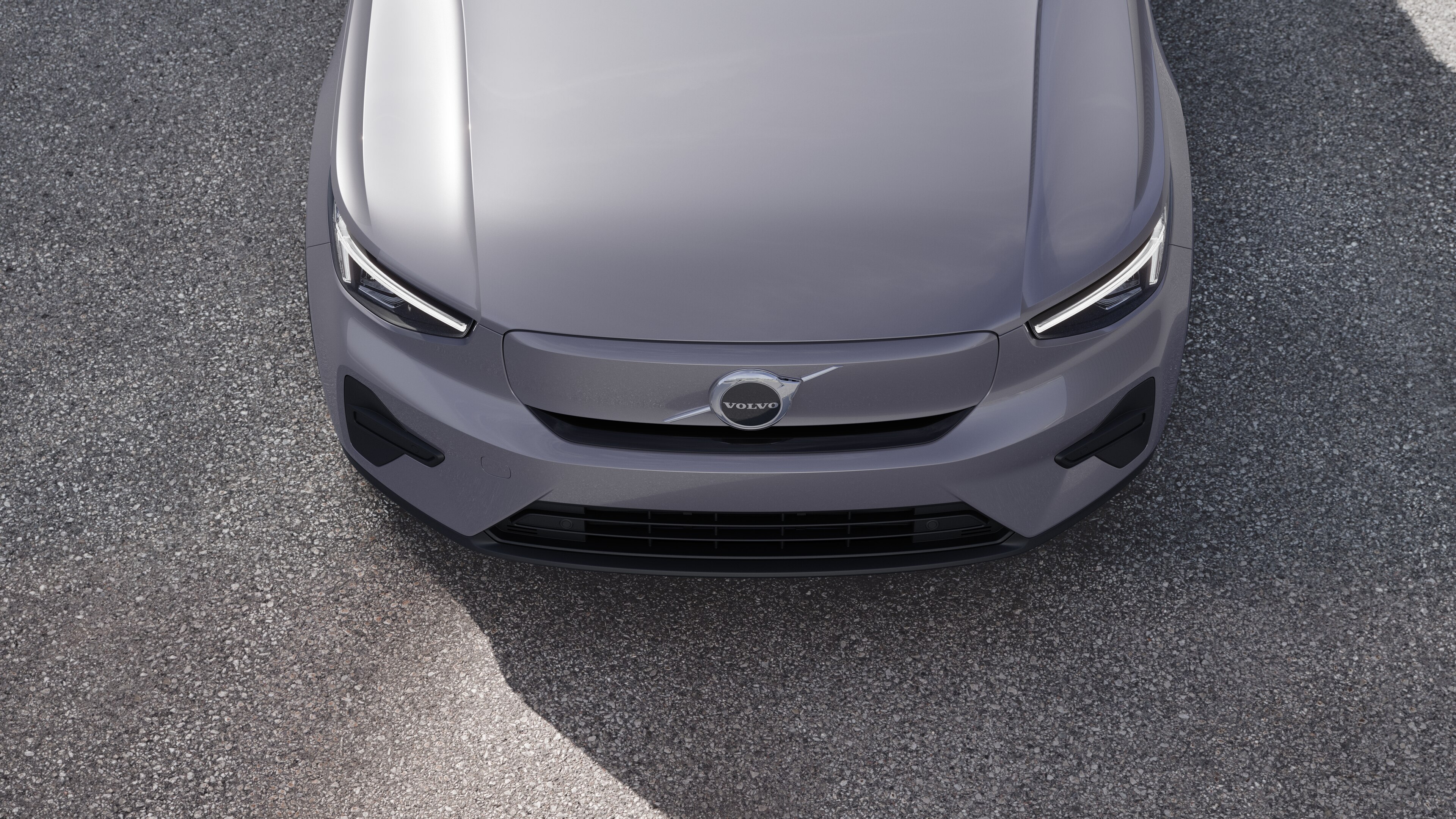 Esterno di una Volvo vista di tre quarti sullo sfondo di una strada urbana, con un lato, il tetto e parte della parte anteriore.