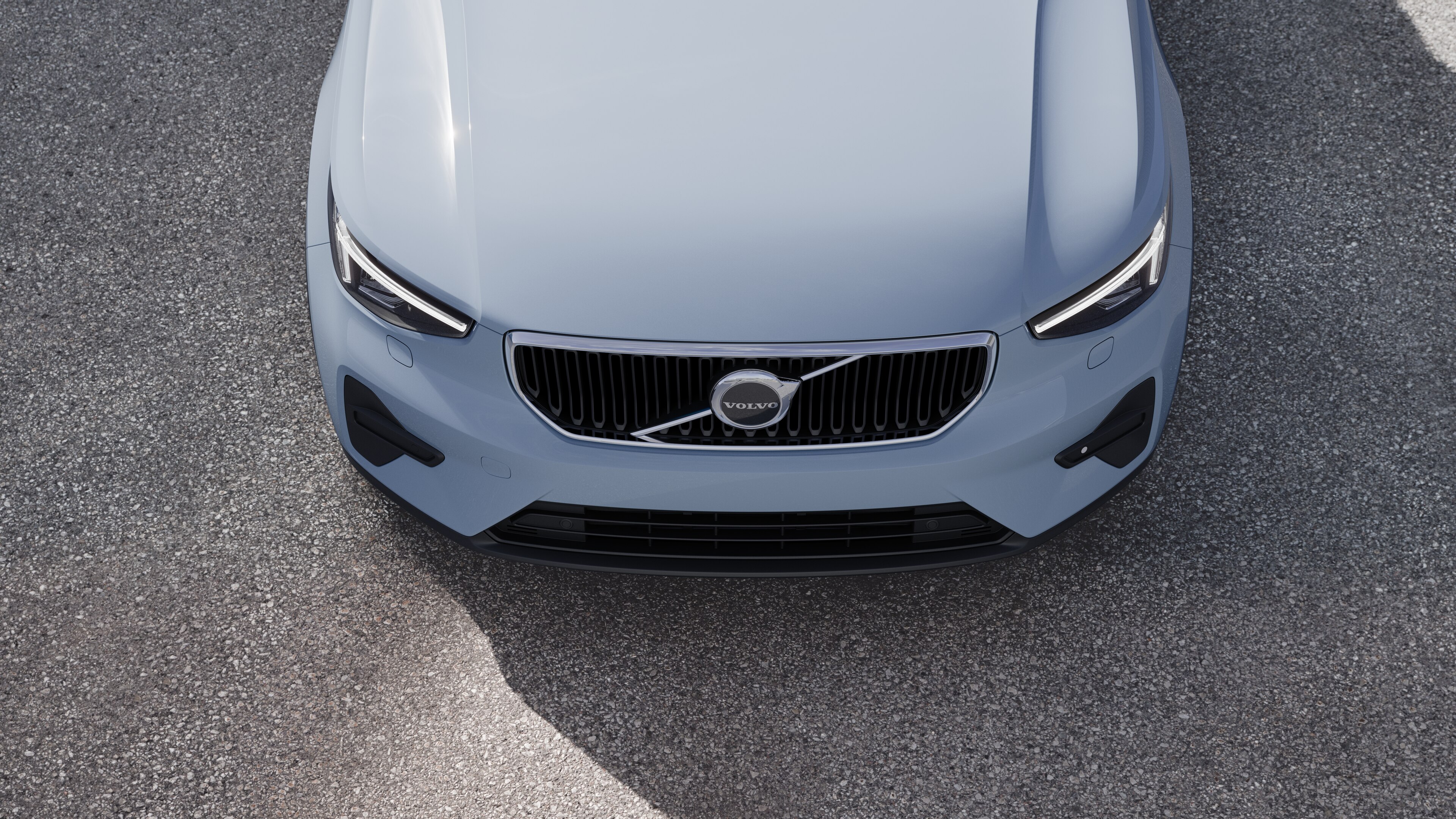Volvo-auton ulkopuoli kolmen neljäsosan näkymässä kaupunkien katutaustalla, toinen puoli, katto ja osa edestä.