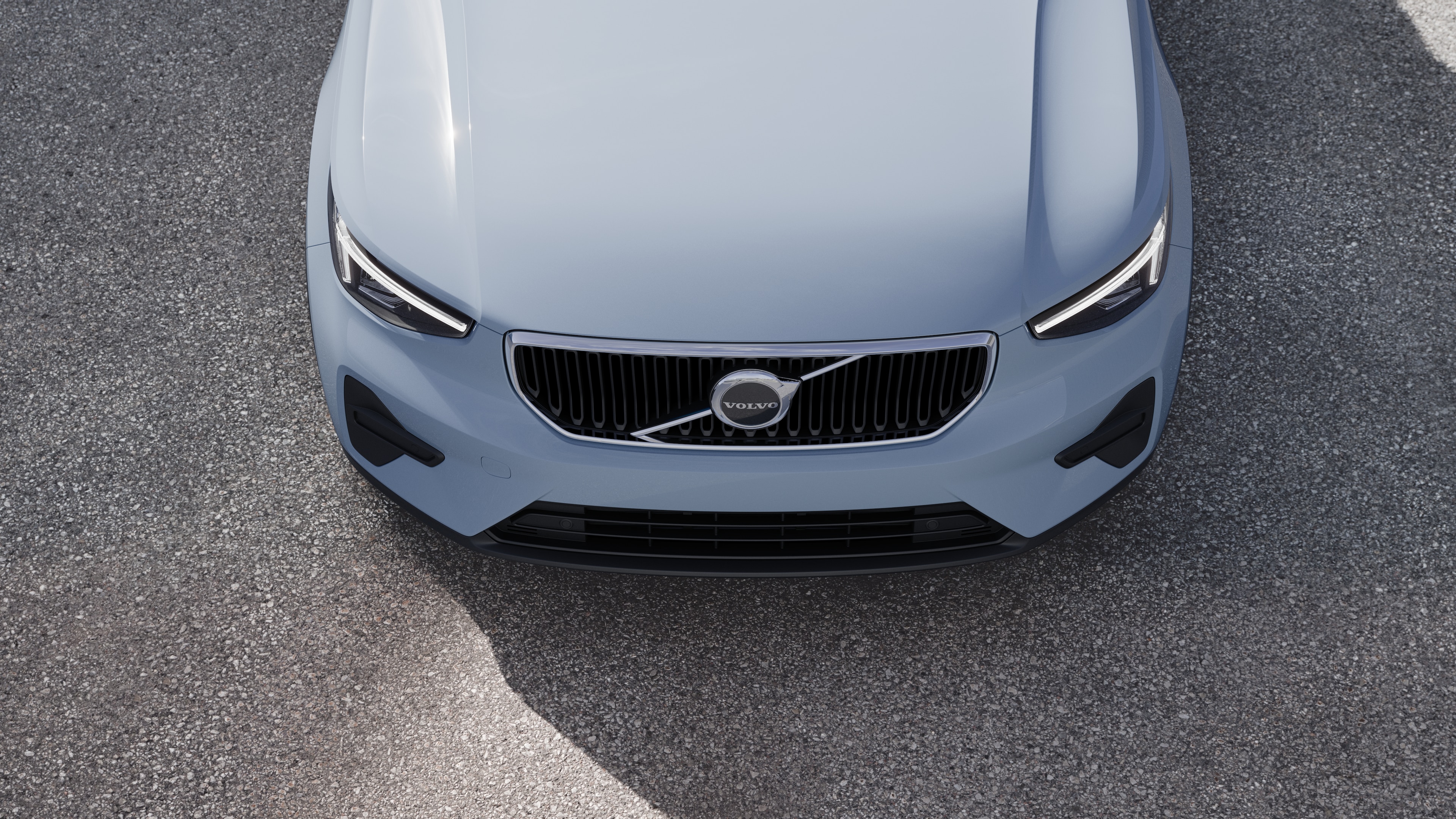 Esterno di una Volvo vista di tre quarti sullo sfondo di una strada urbana, con un lato, il tetto e parte della parte anteriore.