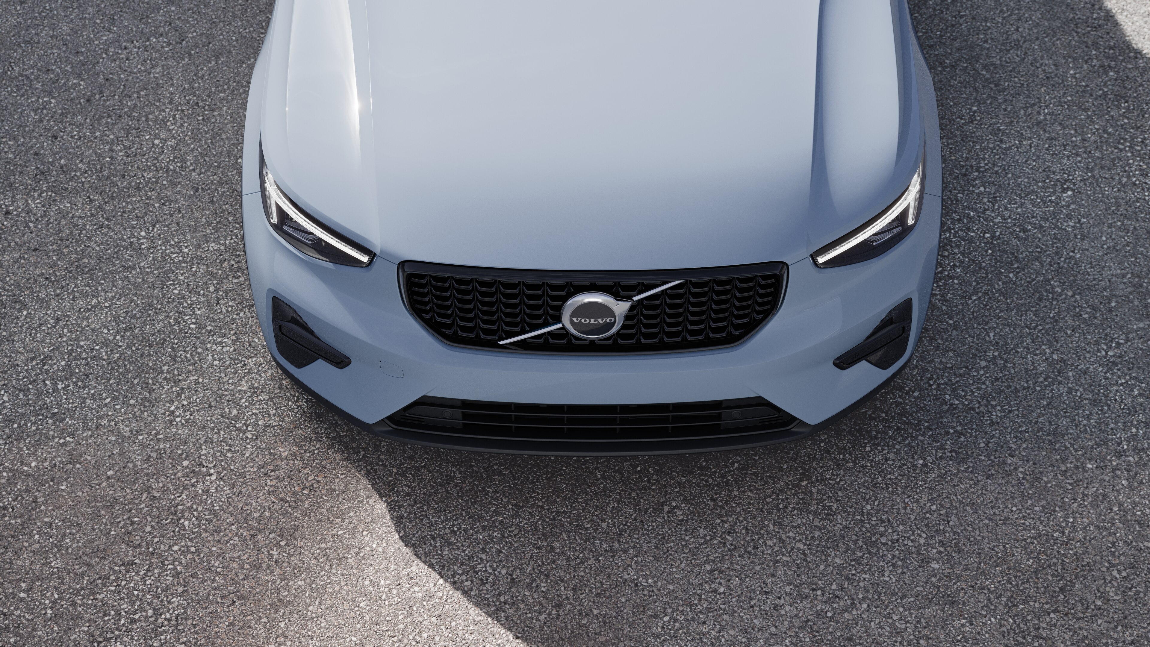 Volvo välisilme kolmveerandvaates linnatänava taustal, kus on näha üks külg, katus ja osa esiosast.