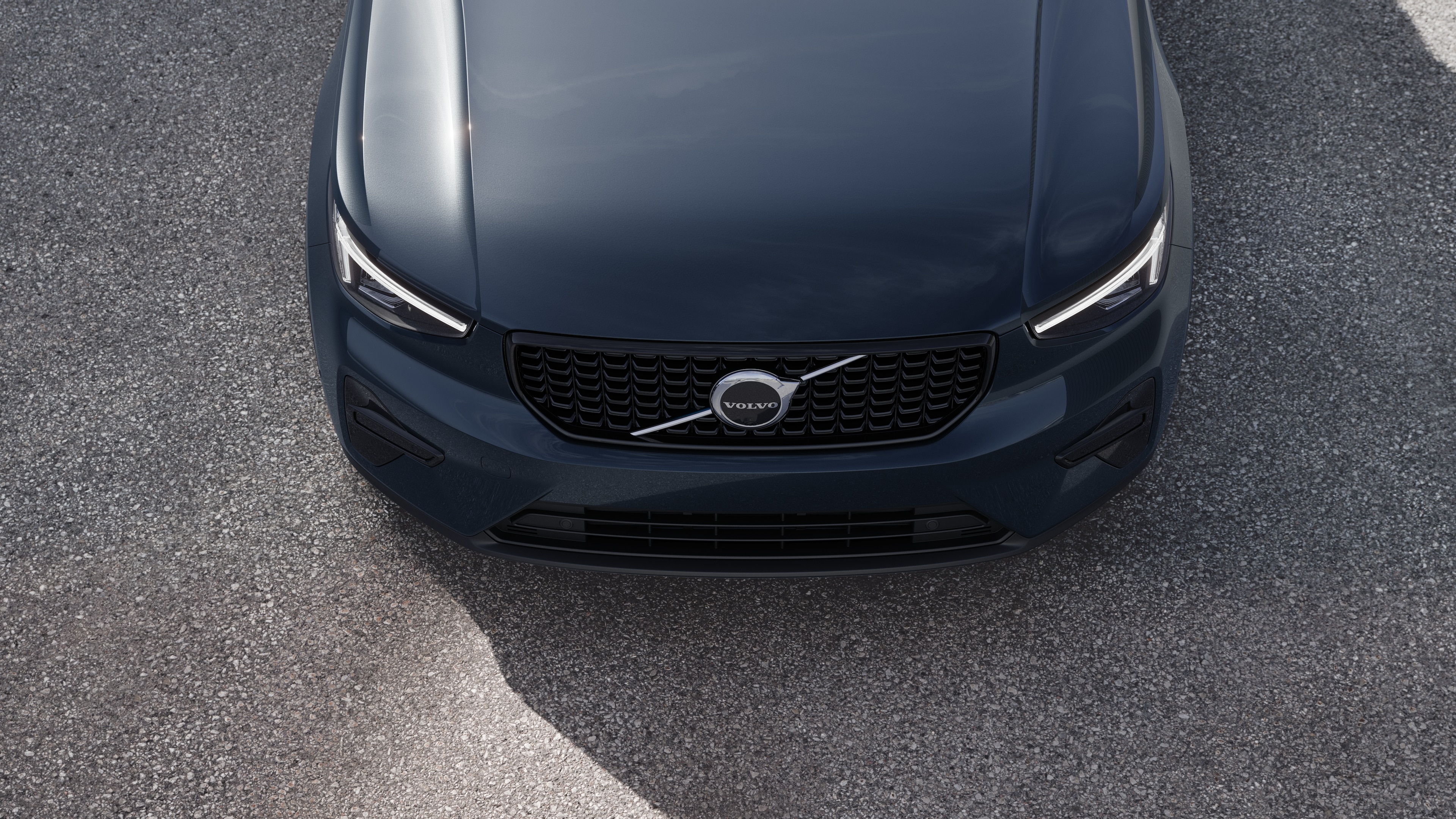 Esterno di una Volvo vista di tre quarti sullo sfondo di una strada urbana, con un lato, il tetto e parte della parte anteriore.