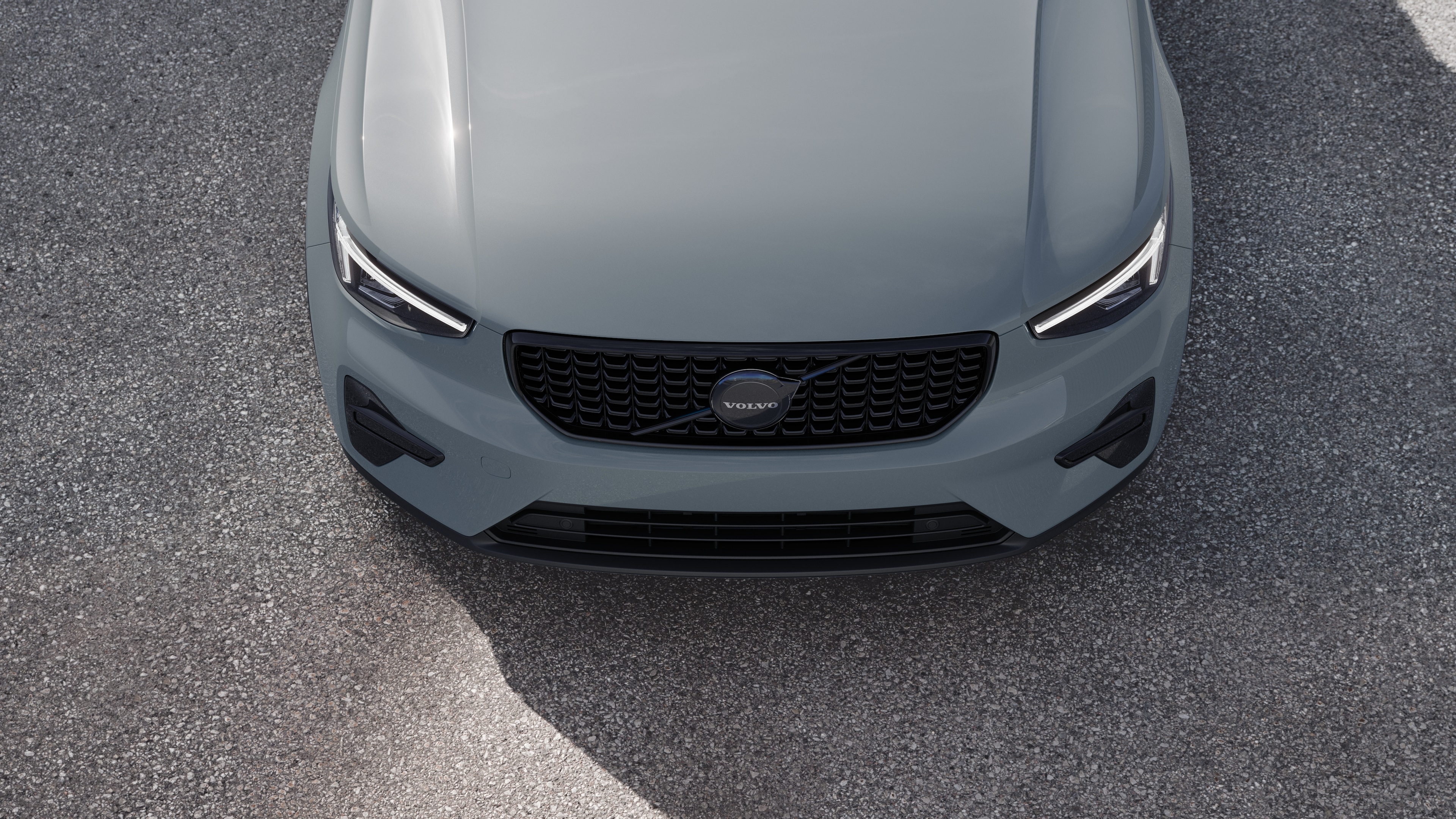 Außenansicht eines Volvo in Dreiviertelansicht auf einer städtischen Straße, mit einer Seite, dem Dach und einem Teil der Front.