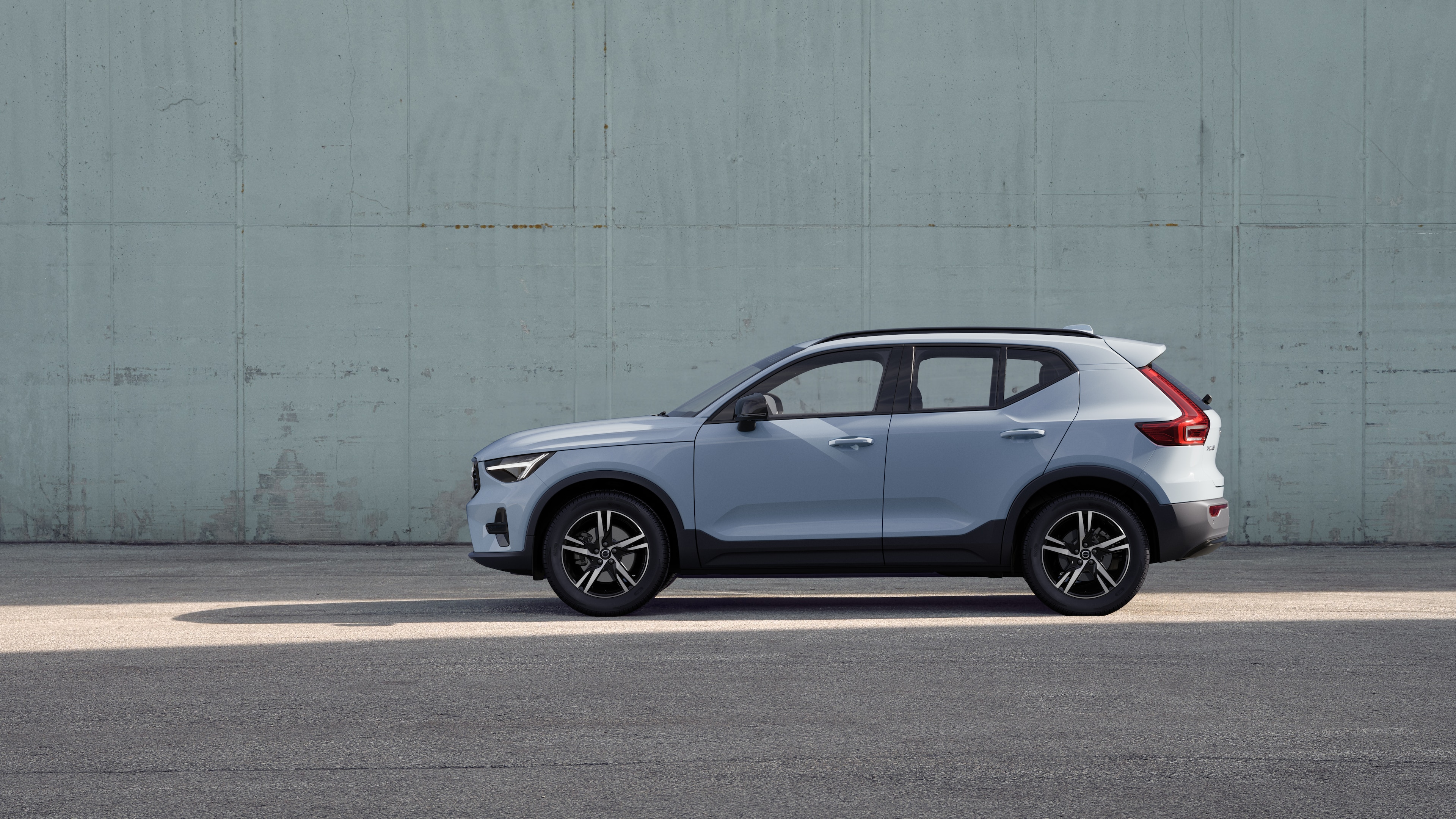 Külgvaade Volvo on pargitud tavalise betoonseina taustale.