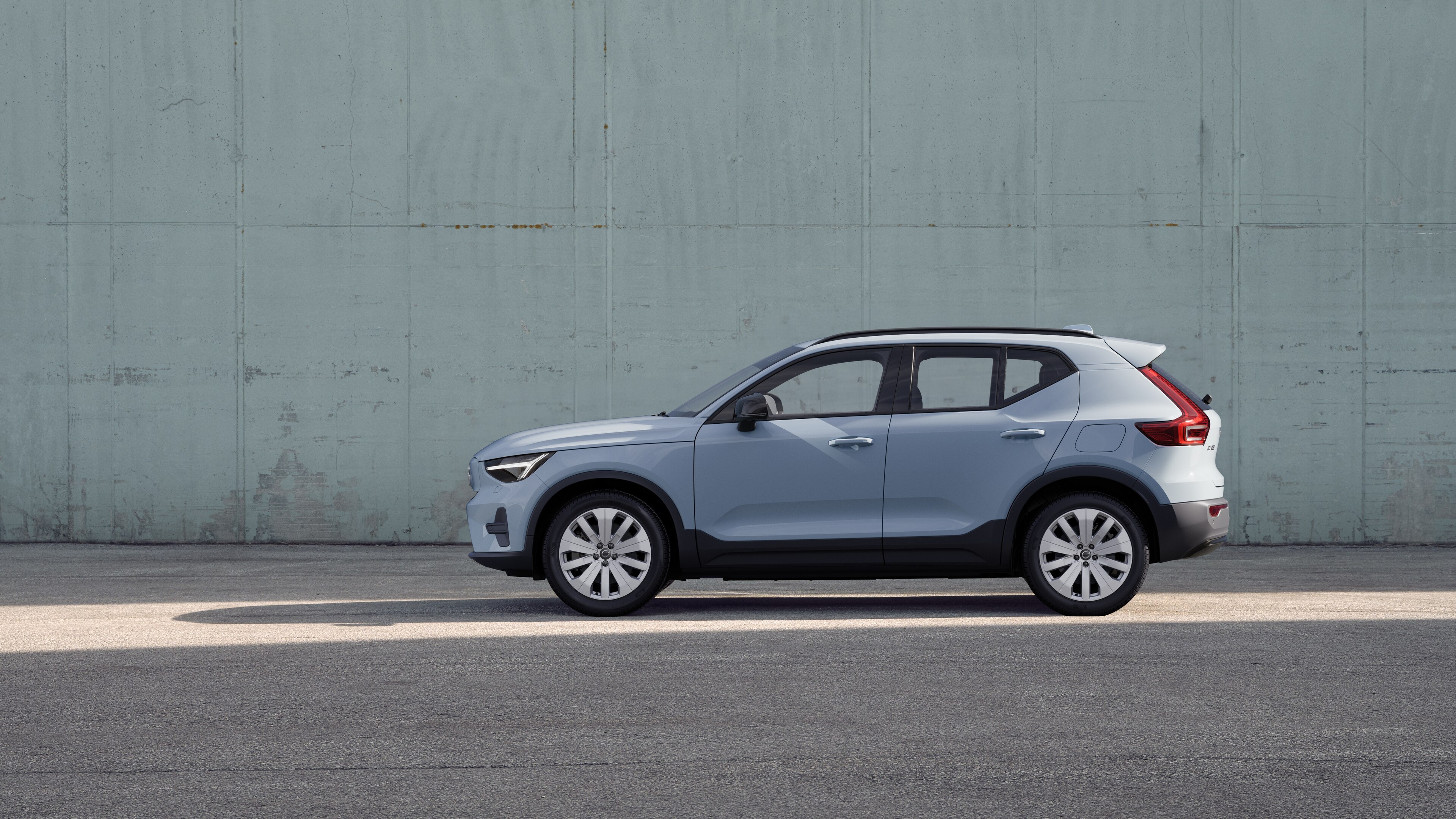 Volvo -auto sivulta pysäköitynä tavallista betoniseinää vasten.
